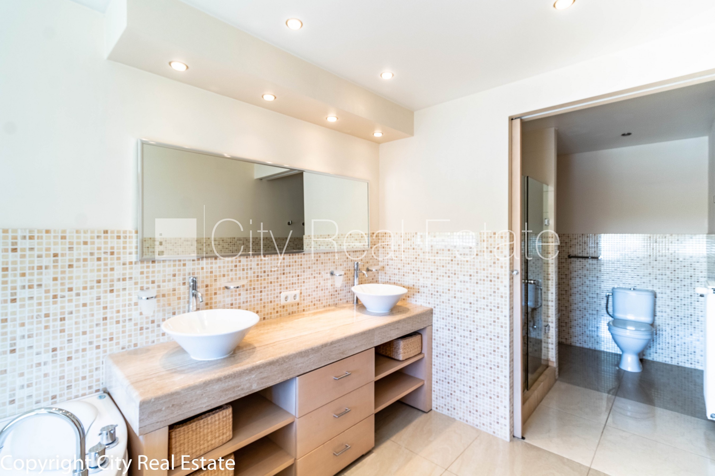 Sludinājumi. Fasādes māja, slēgts pagalms, vieta automašīnai, luksuss apartamenti , ir lifts, trīs balkoni, logi Cena: 475000 EUR Foto #20