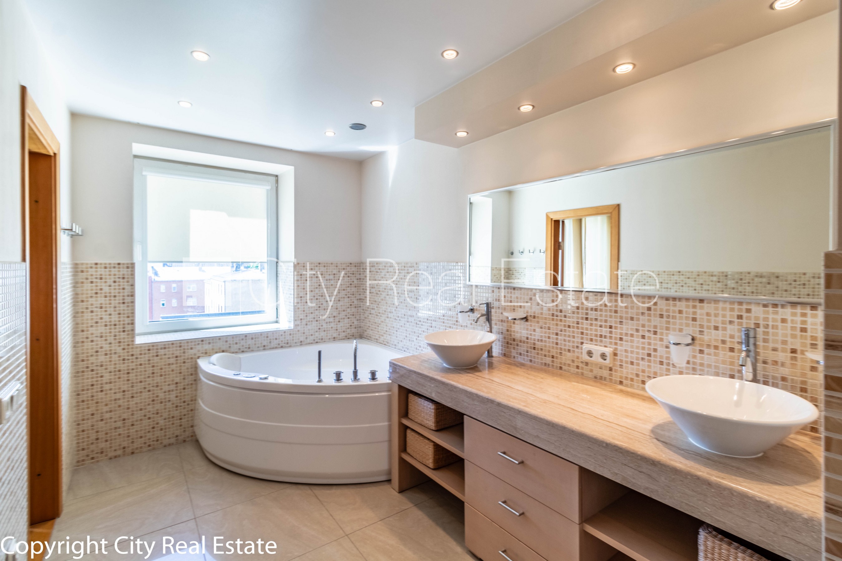 Sludinājumi. Fasādes māja, slēgts pagalms, vieta automašīnai, luksuss apartamenti , ir lifts, trīs balkoni, logi Cena: 475000 EUR Foto #19