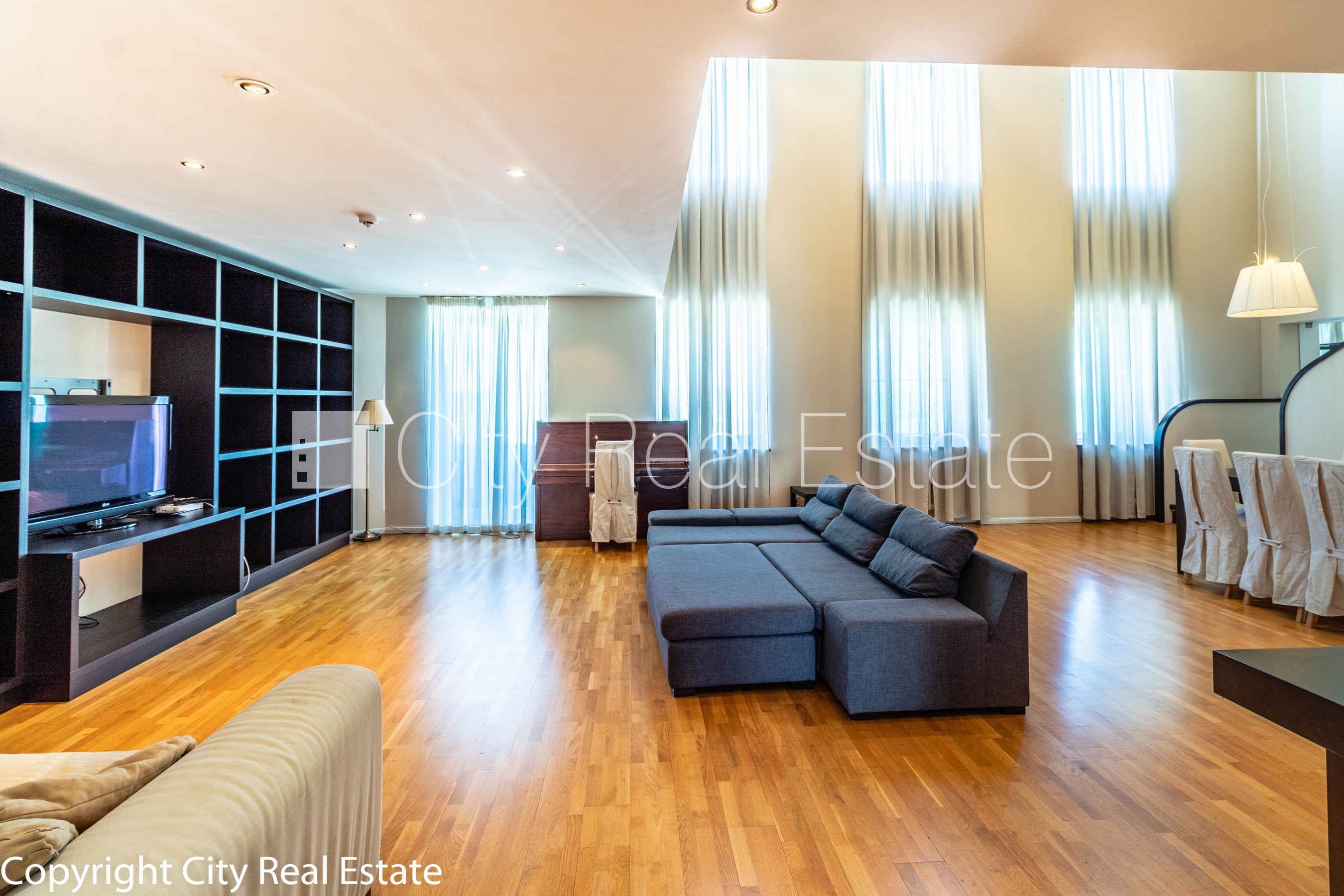 Sludinājumi. Fasādes māja, slēgts pagalms, vieta automašīnai, luksuss apartamenti , ir lifts, trīs balkoni, logi Cena: 475000 EUR Foto #3