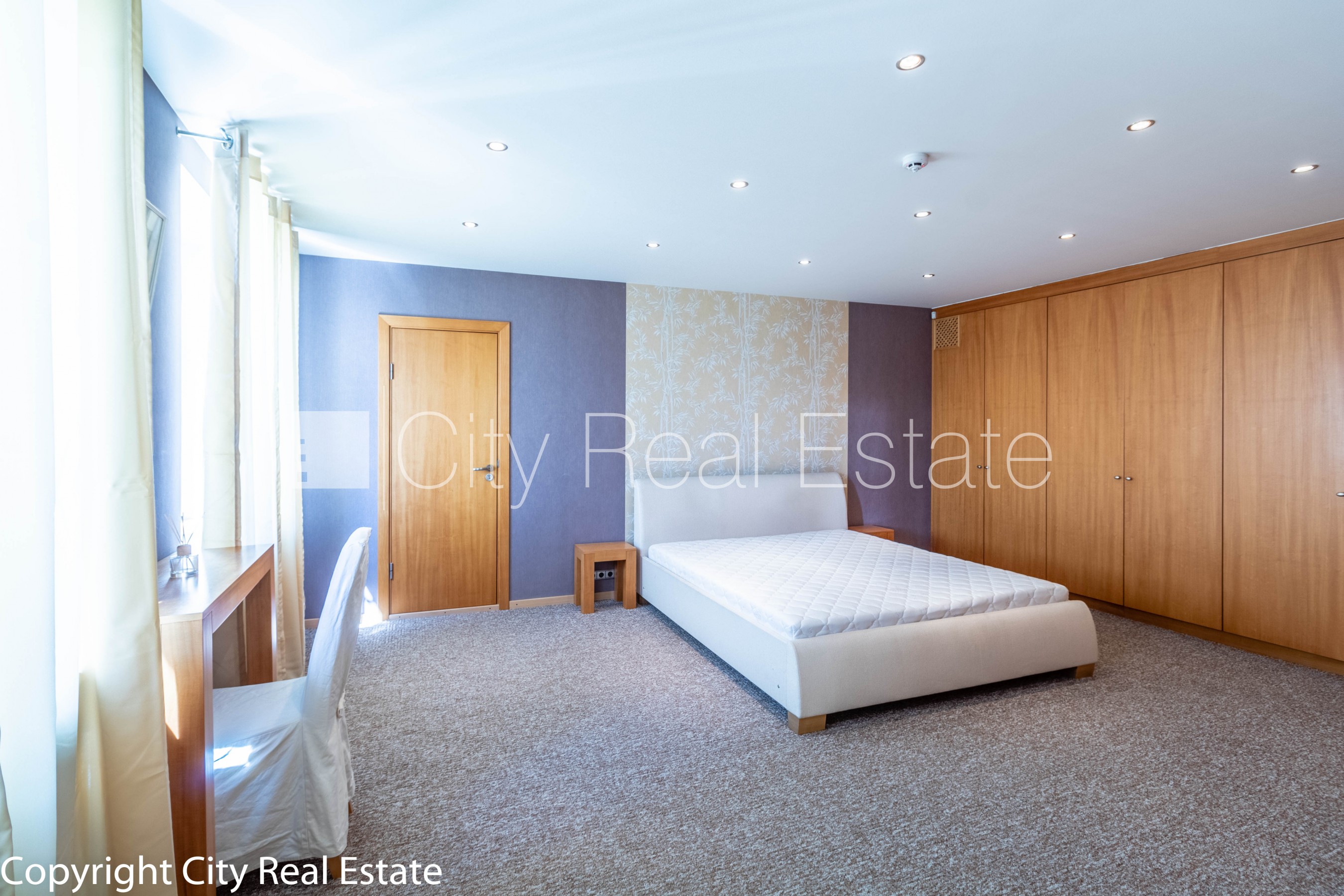 Sludinājumi. Fasādes māja, slēgts pagalms, vieta automašīnai, luksuss apartamenti , ir lifts, trīs balkoni, logi Cena: 475000 EUR Foto #12