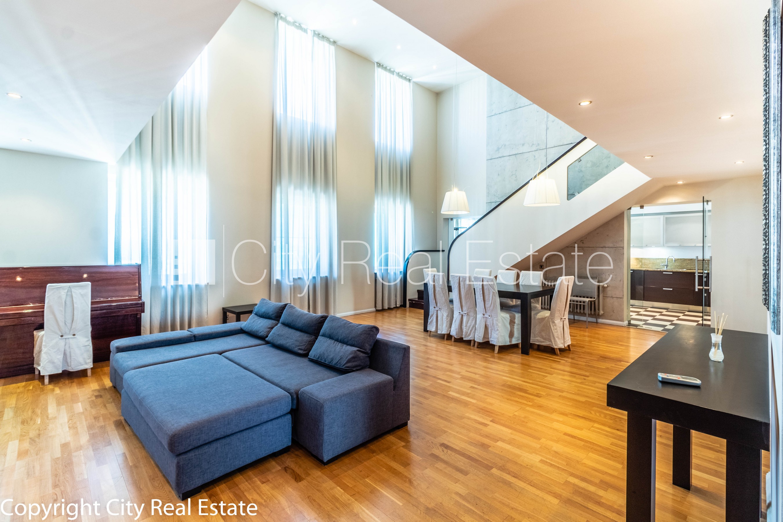 Sludinājumi. Fasādes māja, slēgts pagalms, vieta automašīnai, luksuss apartamenti , ir lifts, trīs balkoni, logi Cena: 475000 EUR Foto #4