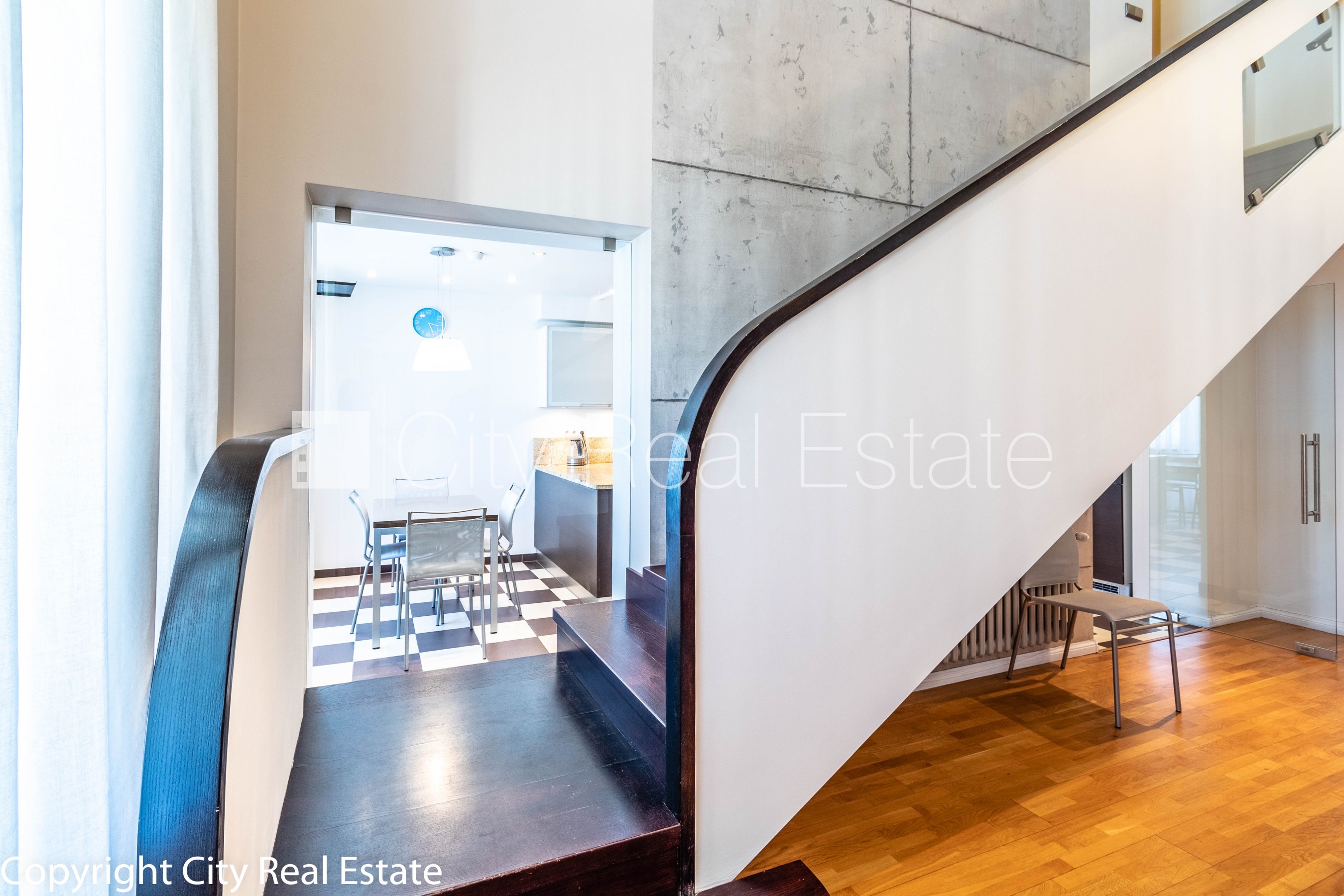 Sludinājumi. Fasādes māja, slēgts pagalms, vieta automašīnai, luksuss apartamenti , ir lifts, trīs balkoni, logi Cena: 475000 EUR Foto #25
