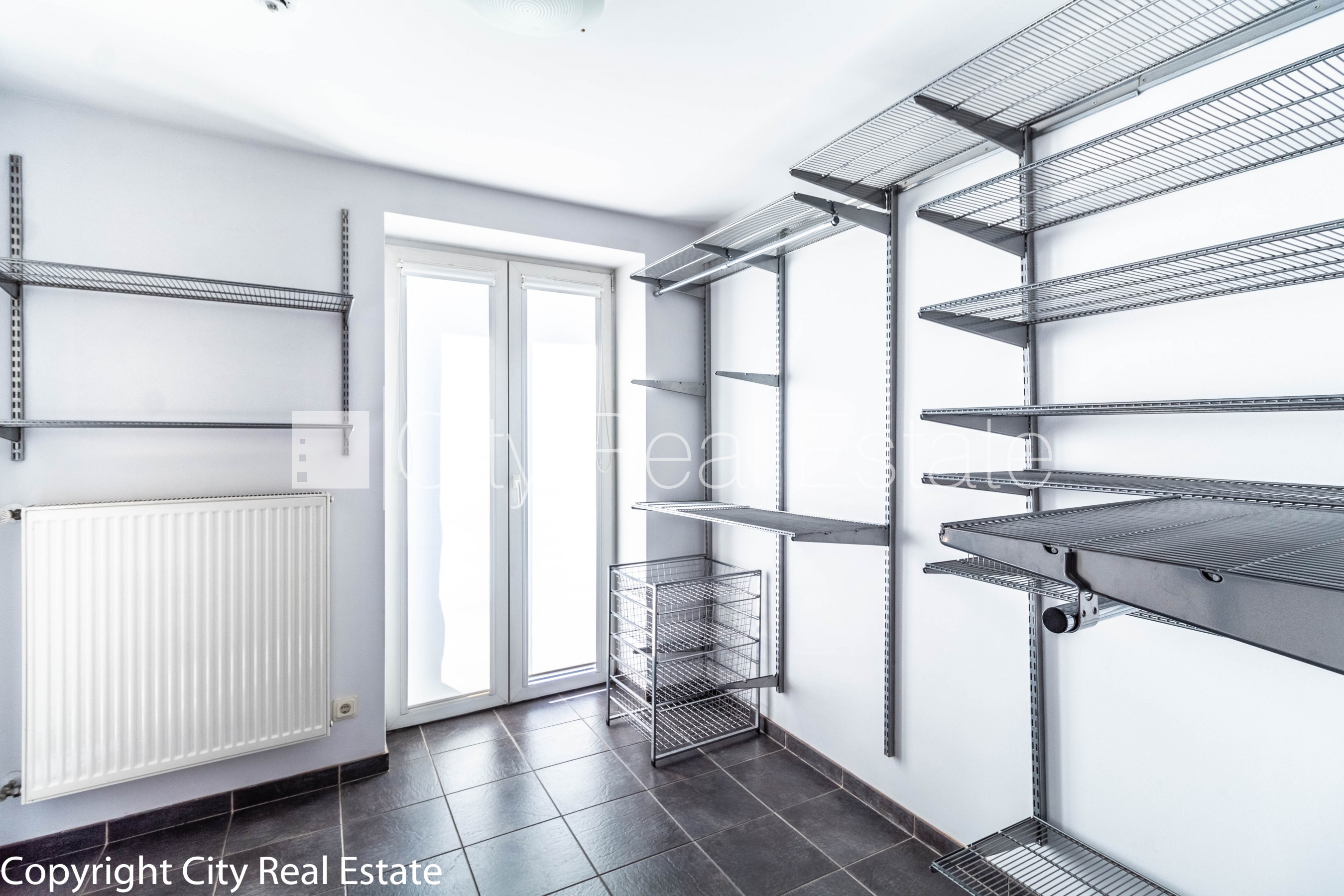 Sludinājumi. Fasādes māja, slēgts pagalms, vieta automašīnai, luksuss apartamenti , ir lifts, trīs balkoni, logi Cena: 475000 EUR Foto #23