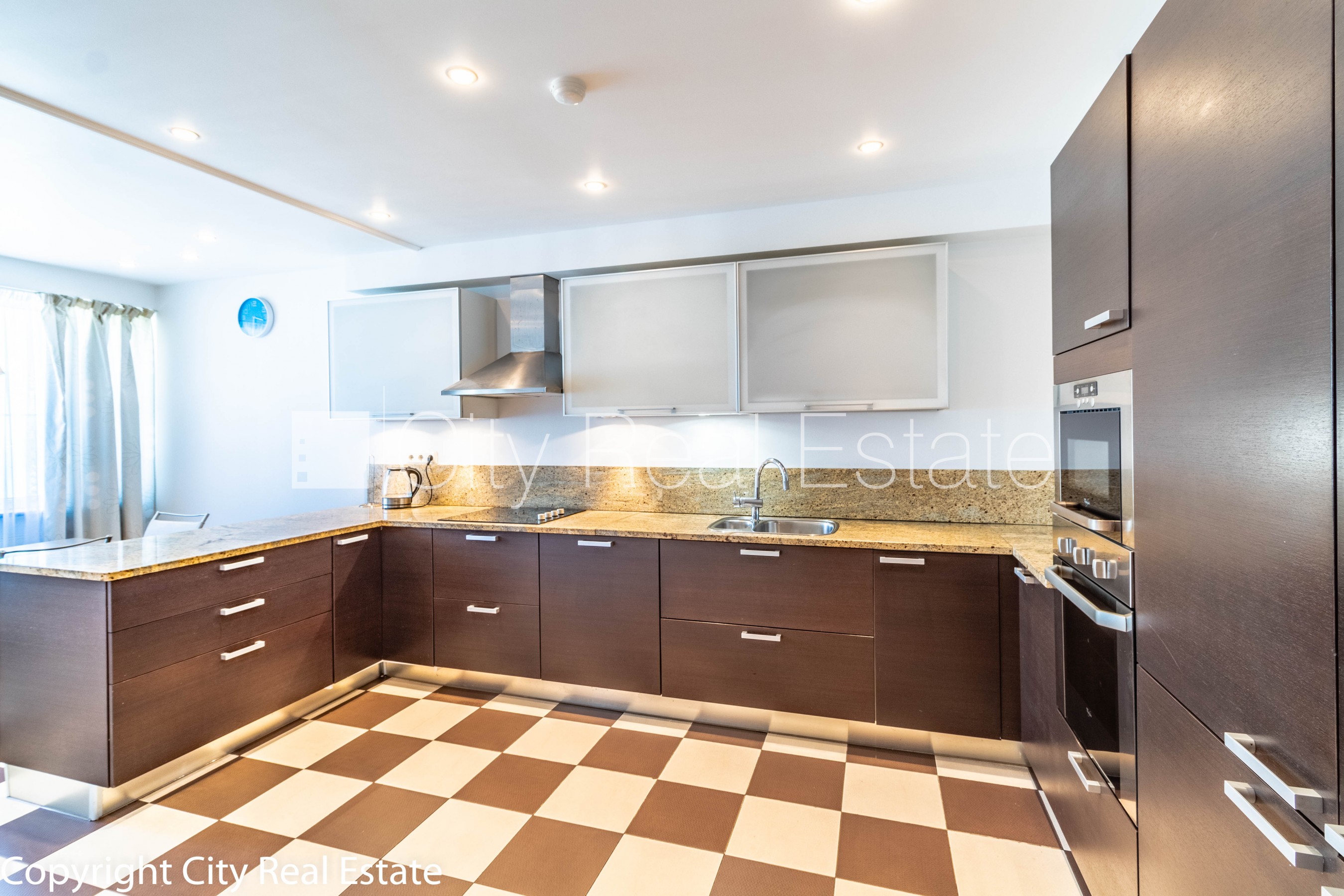 Sludinājumi. Fasādes māja, slēgts pagalms, vieta automašīnai, luksuss apartamenti , ir lifts, trīs balkoni, logi Cena: 475000 EUR Foto #6