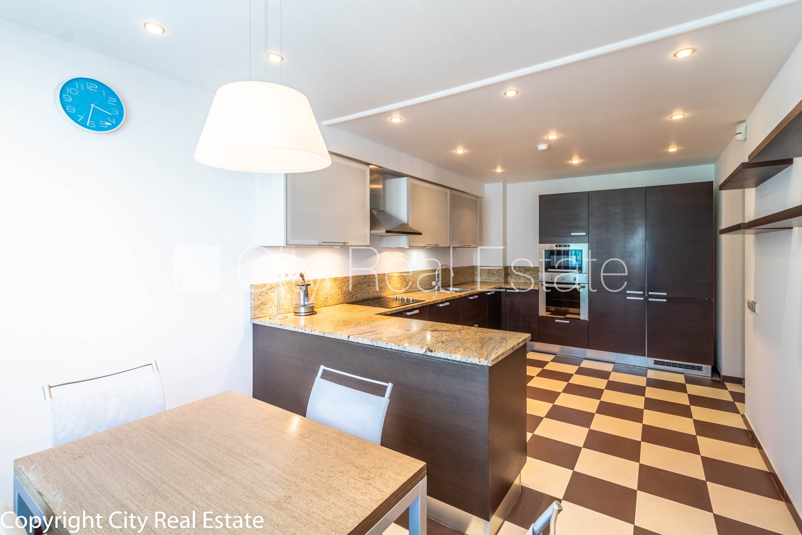 Sludinājumi. Fasādes māja, slēgts pagalms, vieta automašīnai, luksuss apartamenti , ir lifts, trīs balkoni, logi Cena: 475000 EUR Foto #7