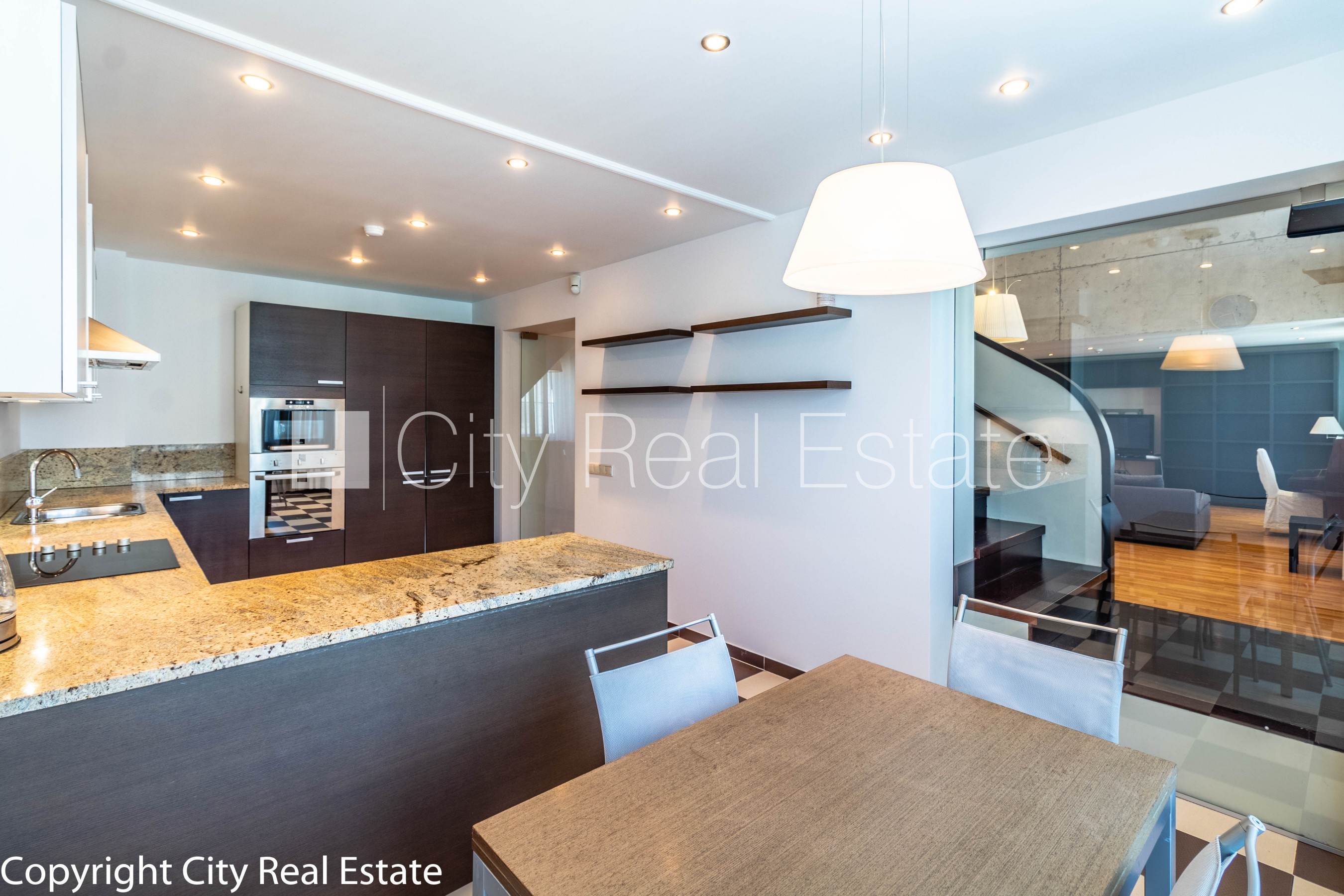 Sludinājumi. Fasādes māja, slēgts pagalms, vieta automašīnai, luksuss apartamenti , ir lifts, trīs balkoni, logi Cena: 475000 EUR Foto #8