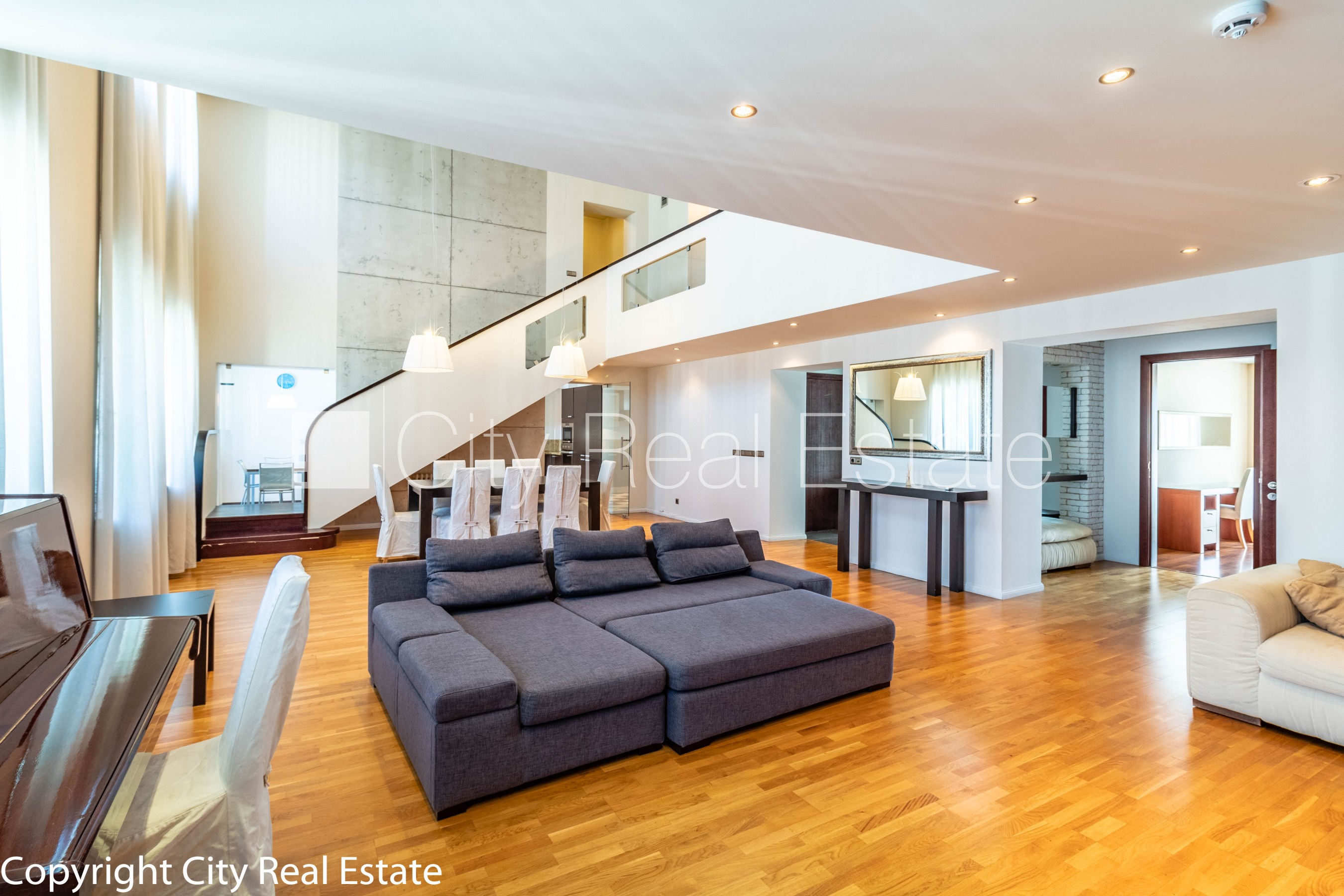 Sludinājumi. Fasādes māja, slēgts pagalms, vieta automašīnai, luksuss apartamenti , ir lifts, trīs balkoni, logi Cena: 475000 EUR Foto #2