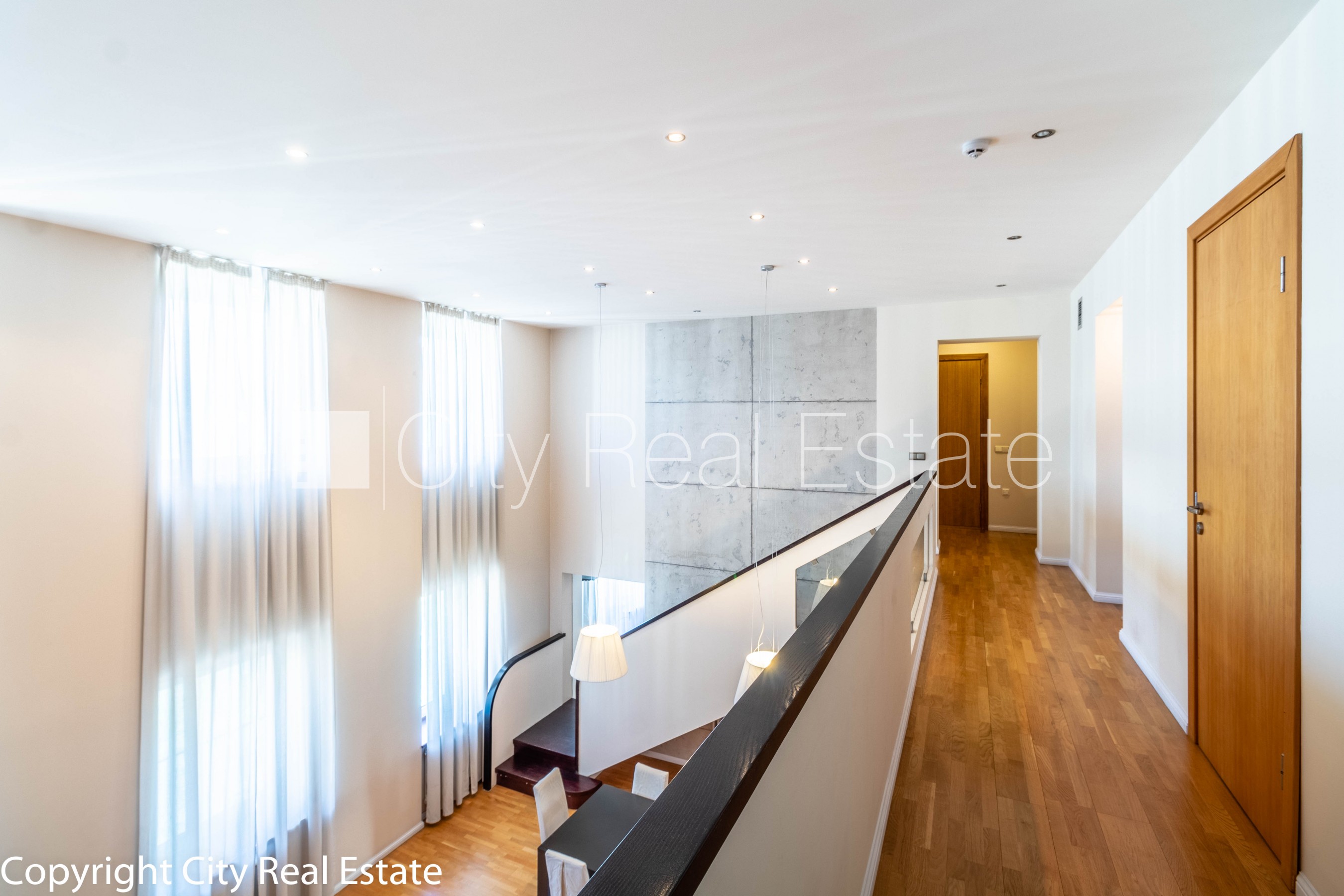 Sludinājumi. Fasādes māja, slēgts pagalms, vieta automašīnai, luksuss apartamenti , ir lifts, trīs balkoni, logi Cena: 475000 EUR Foto #24