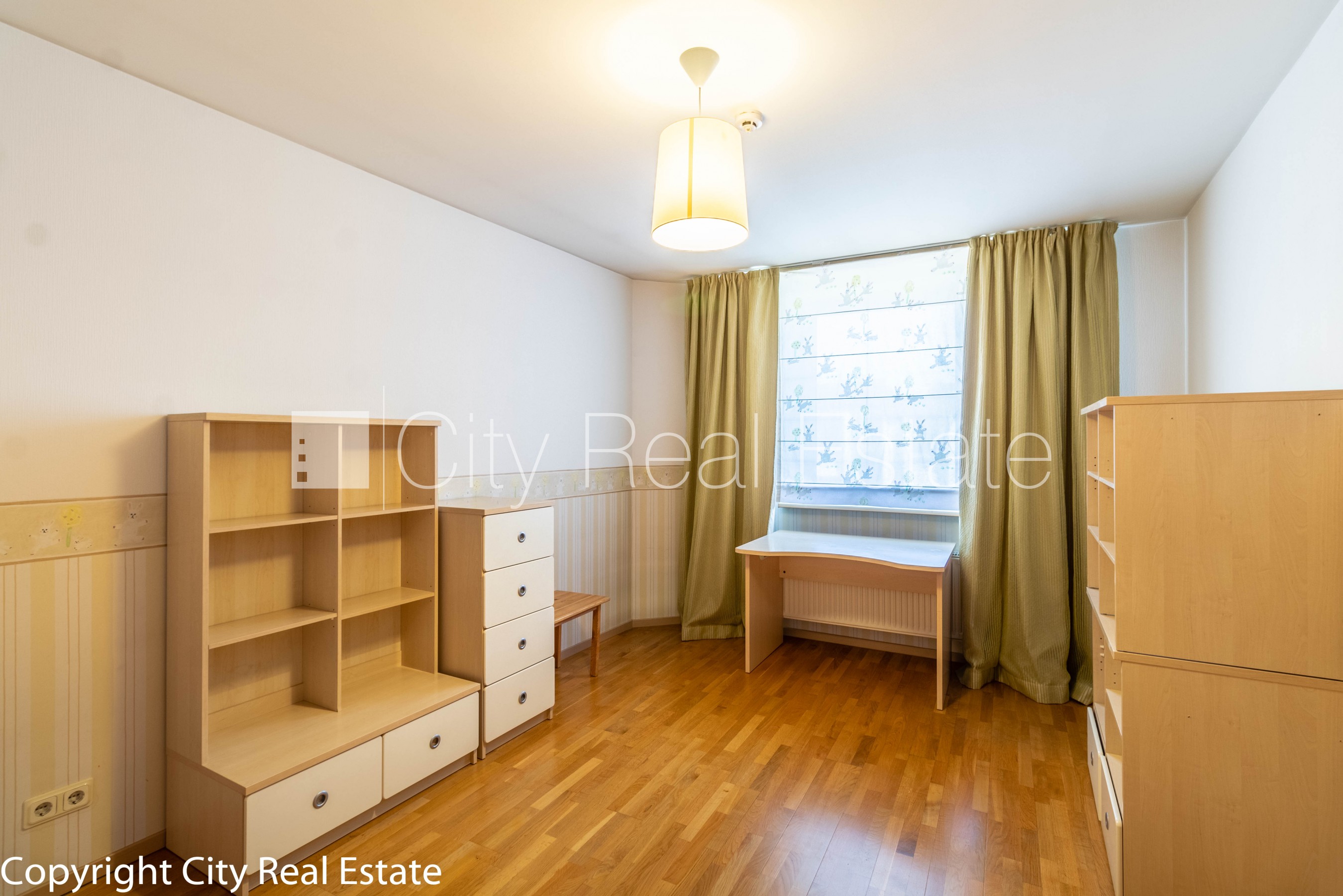 Sludinājumi. Fasādes māja, slēgts pagalms, vieta automašīnai, luksuss apartamenti , ir lifts, trīs balkoni, logi Cena: 475000 EUR Foto #17