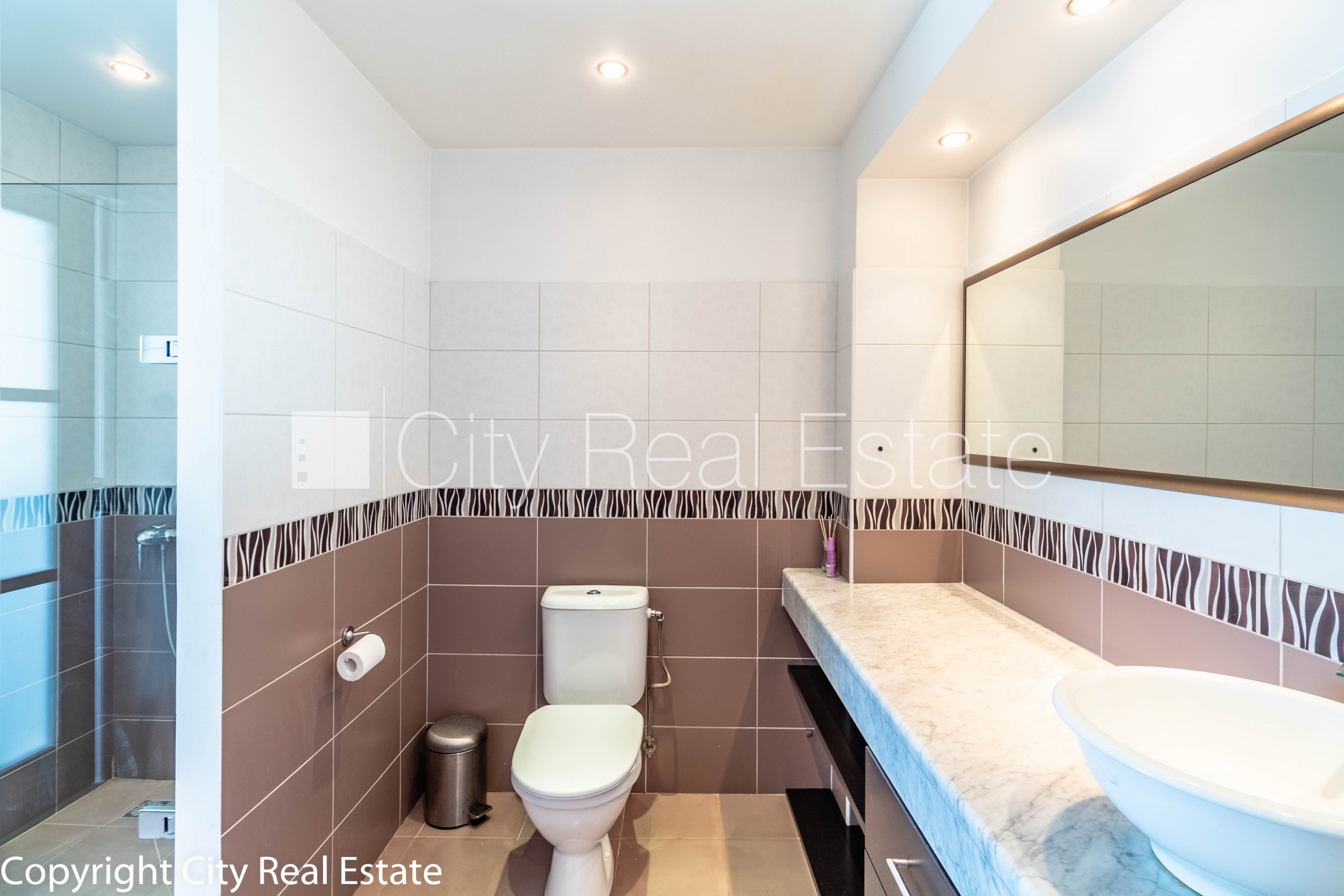 Sludinājumi. Fasādes māja, slēgts pagalms, vieta automašīnai, luksuss apartamenti , ir lifts, trīs balkoni, logi Cena: 475000 EUR Foto #22