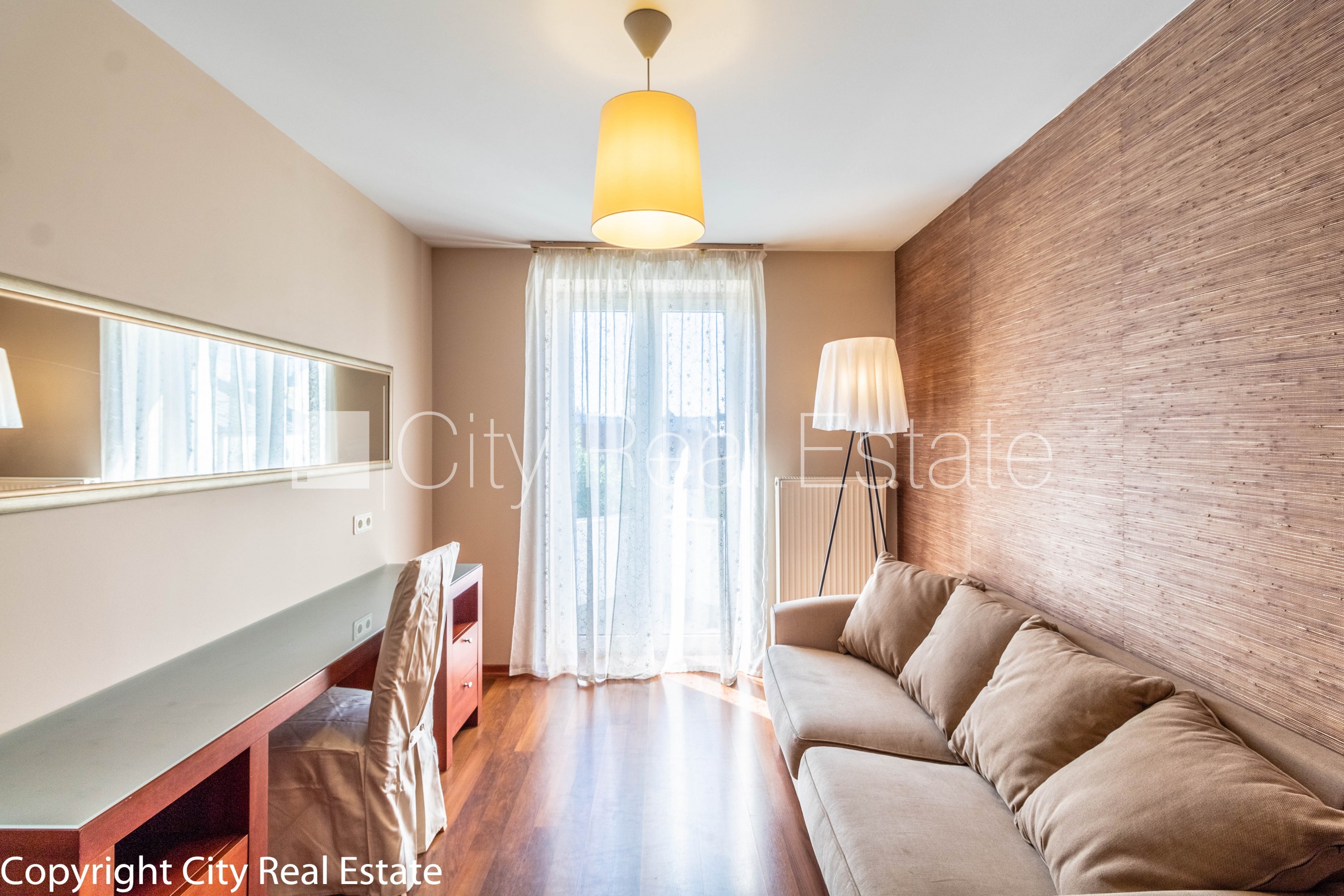 Sludinājumi. Fasādes māja, slēgts pagalms, vieta automašīnai, luksuss apartamenti , ir lifts, trīs balkoni, logi Cena: 475000 EUR Foto #9