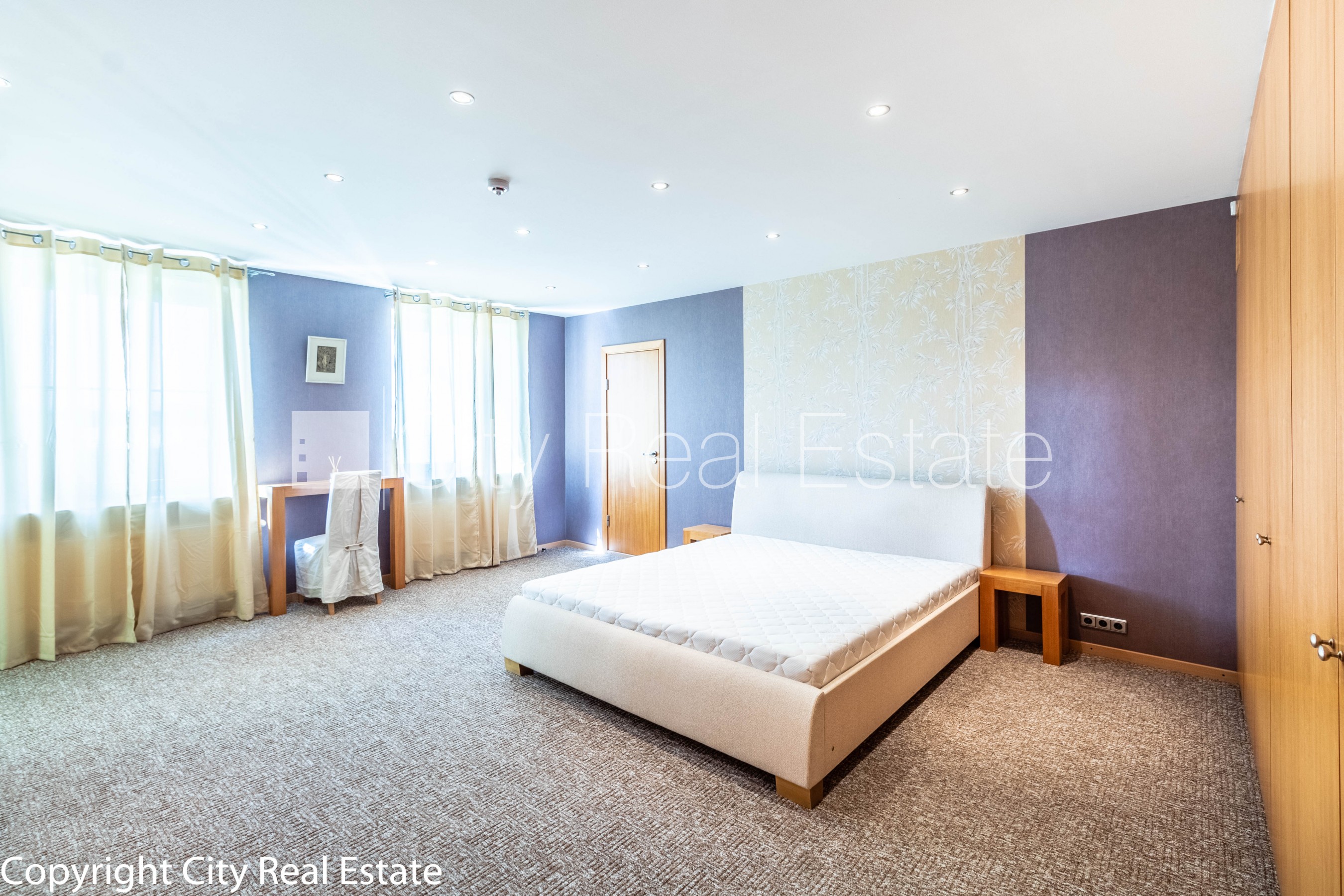 Sludinājumi. Fasādes māja, slēgts pagalms, vieta automašīnai, luksuss apartamenti , ir lifts, trīs balkoni, logi Cena: 475000 EUR Foto #11