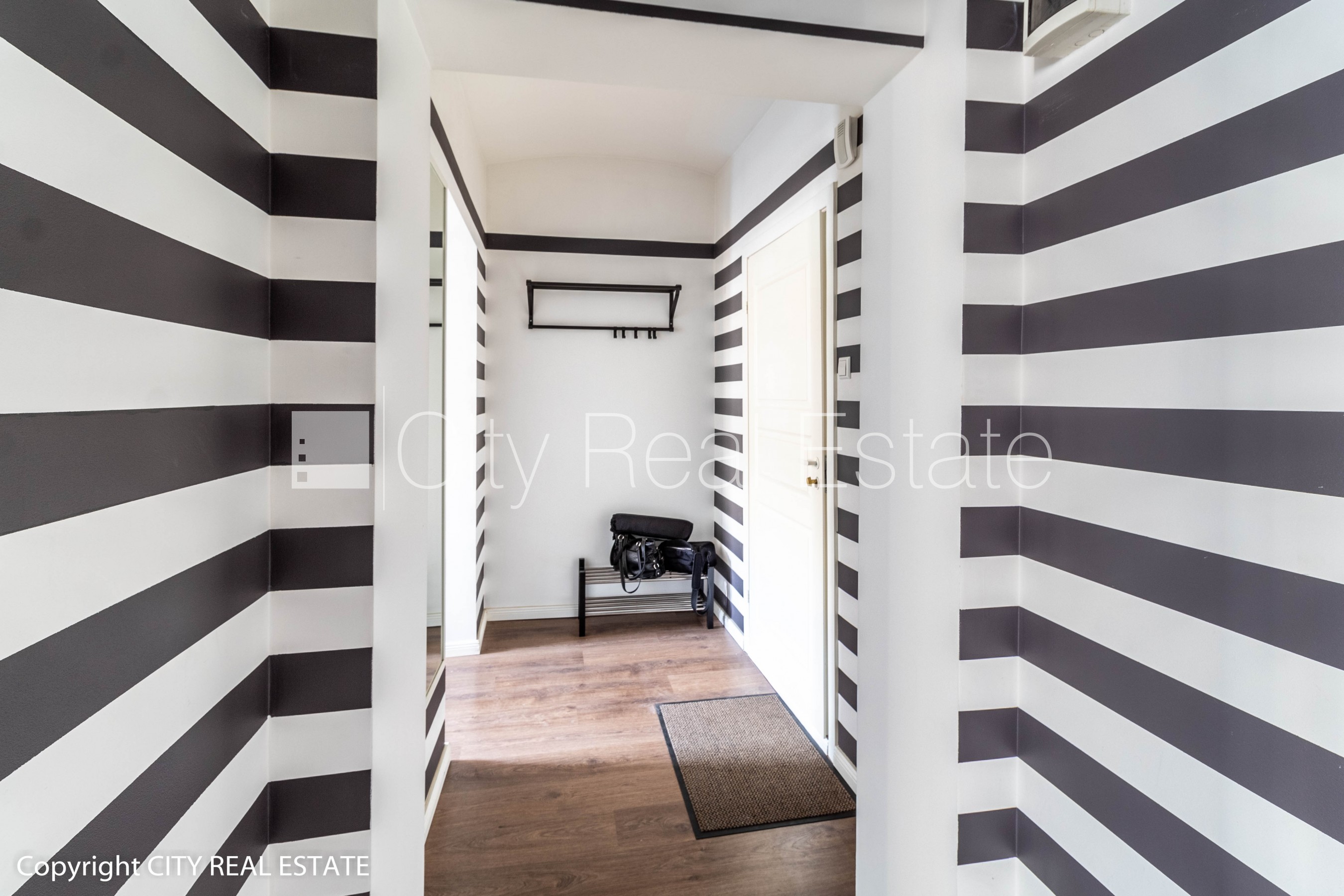Sludinājumi. Slēgts pagalms, kāpņu telpa pēc kosmētiskā remonta, logi vērsti uz pagalma pusi, virtuve, centrālā Cena: 450 EUR/mēn Foto #10