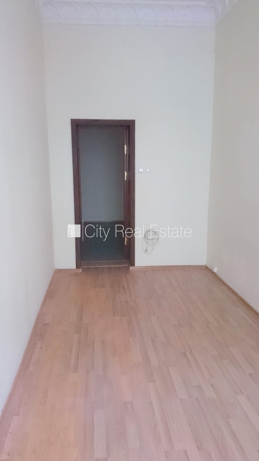 Объявление. Фасадный дом, реновированный дом, вход с улицы, бельэтаж, лифт, лестничная клетка после Цена: 1704 EUR/мес. Foto #7