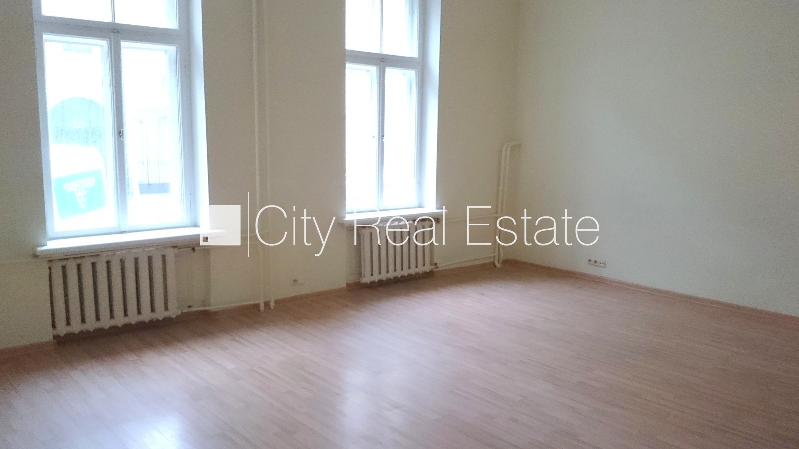 Объявление. Фасадный дом, реновированный дом, вход с улицы, бельэтаж, лифт, лестничная клетка после Цена: 1704 EUR/мес. Foto #5