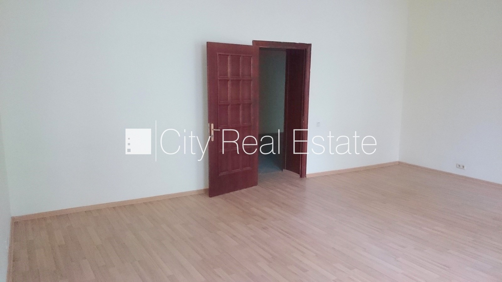 Объявление. Фасадный дом, реновированный дом, вход с улицы, бельэтаж, лифт, лестничная клетка после Цена: 1704 EUR/мес. Foto #8