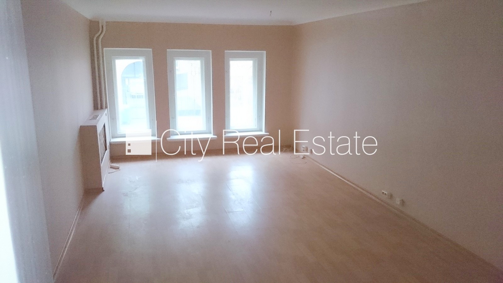 Объявление. Фасадный дом, реновированный дом, вход с улицы, бельэтаж, лифт, лестничная клетка после Цена: 1704 EUR/мес. Foto #9