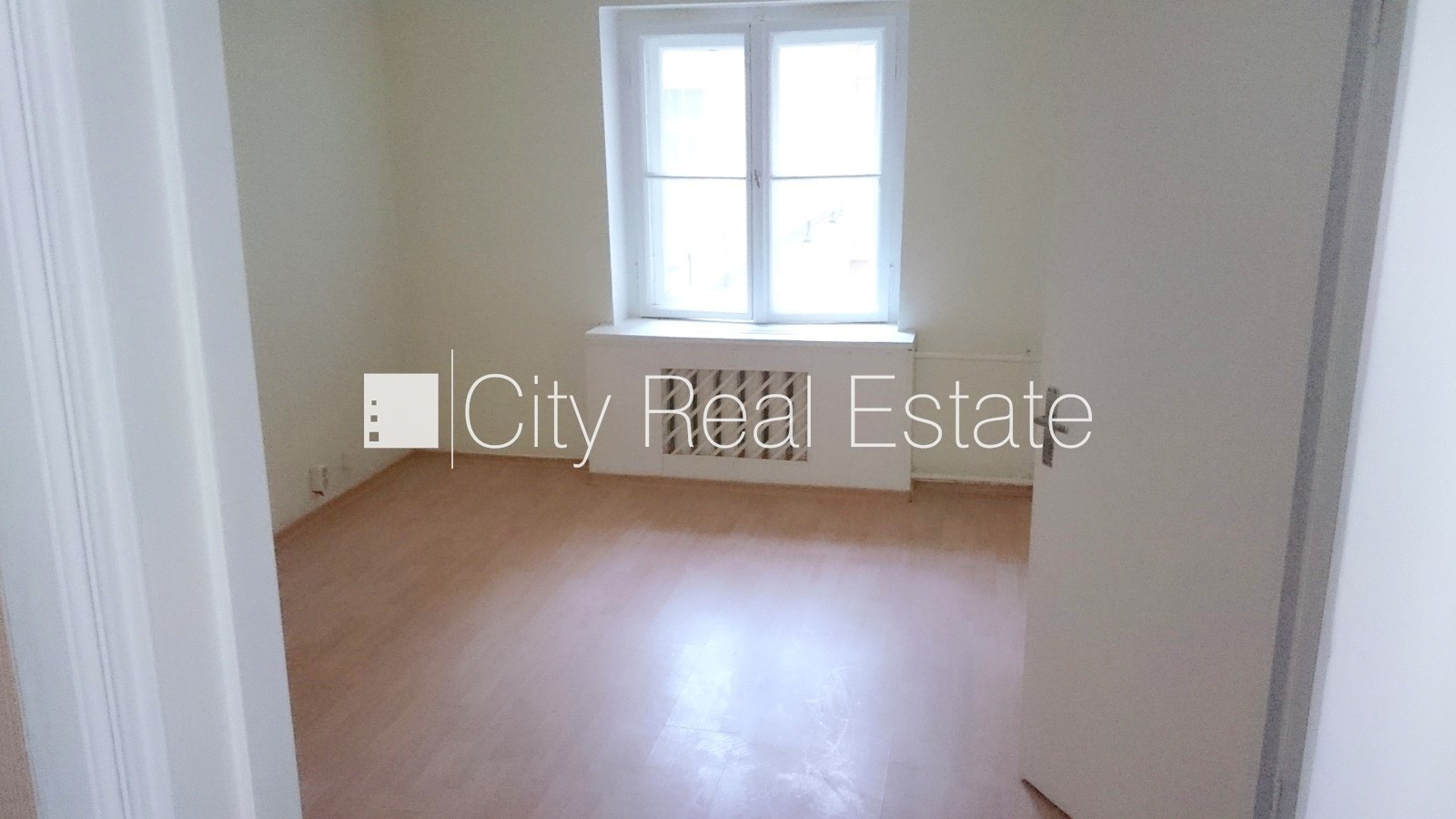 Объявление. Фасадный дом, реновированный дом, вход с улицы, бельэтаж, лифт, лестничная клетка после Цена: 1704 EUR/мес. Foto #10