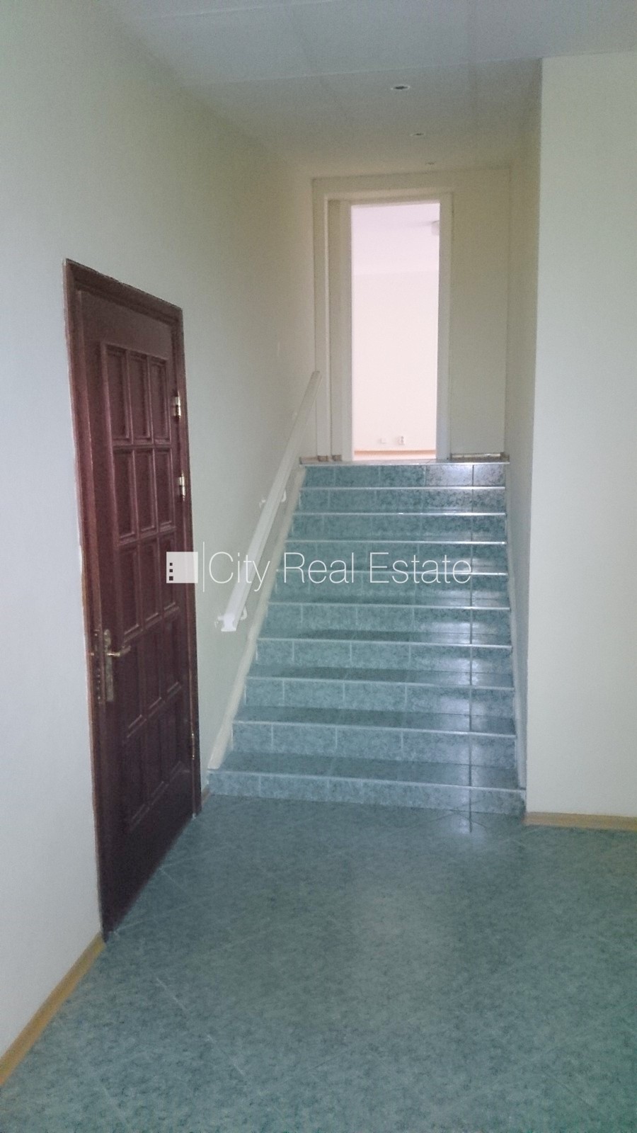 Объявление. Фасадный дом, реновированный дом, вход с улицы, бельэтаж, лифт, лестничная клетка после Цена: 1704 EUR/мес. Foto #11