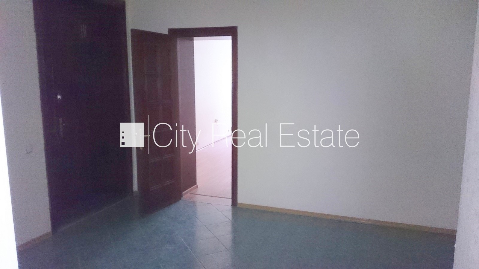 Объявление. Фасадный дом, реновированный дом, вход с улицы, бельэтаж, лифт, лестничная клетка после Цена: 1704 EUR/мес. Foto #12