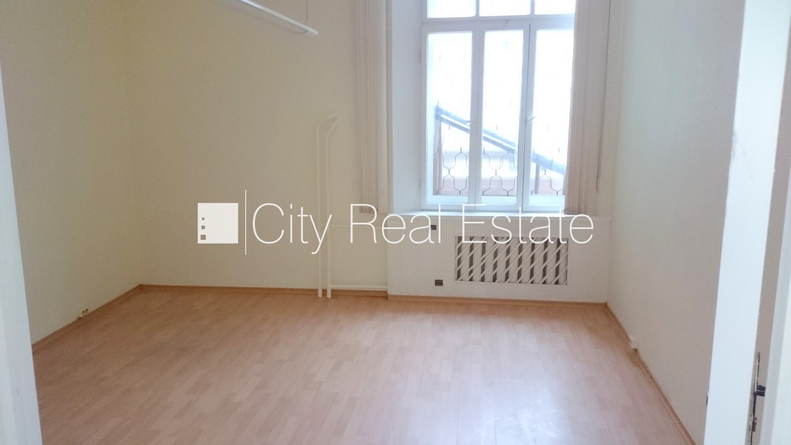 Объявление. Фасадный дом, реновированный дом, вход с улицы, бельэтаж, лифт, лестничная клетка после Цена: 1704 EUR/мес. Foto #2