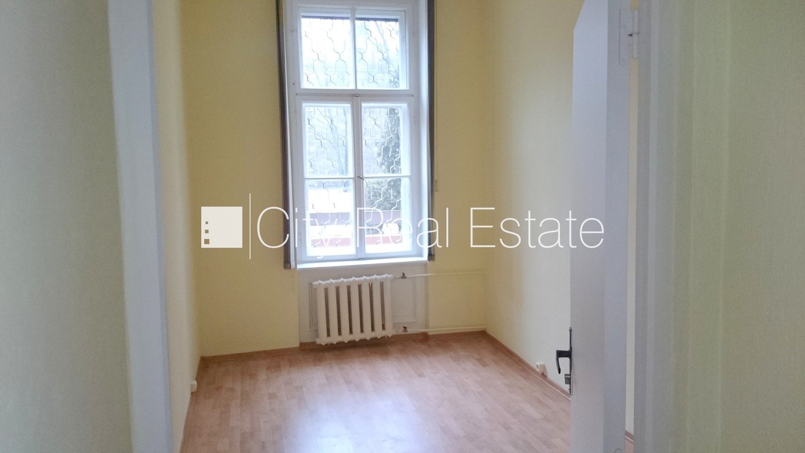 Объявление. Фасадный дом, реновированный дом, вход с улицы, бельэтаж, лифт, лестничная клетка после Цена: 1704 EUR/мес. Foto #3