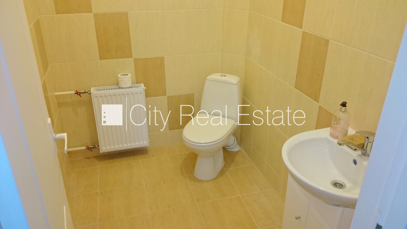 Объявление. Фасадный дом, реновированный дом, вход с улицы, бельэтаж, лифт, лестничная клетка после Цена: 1704 EUR/мес. Foto #15