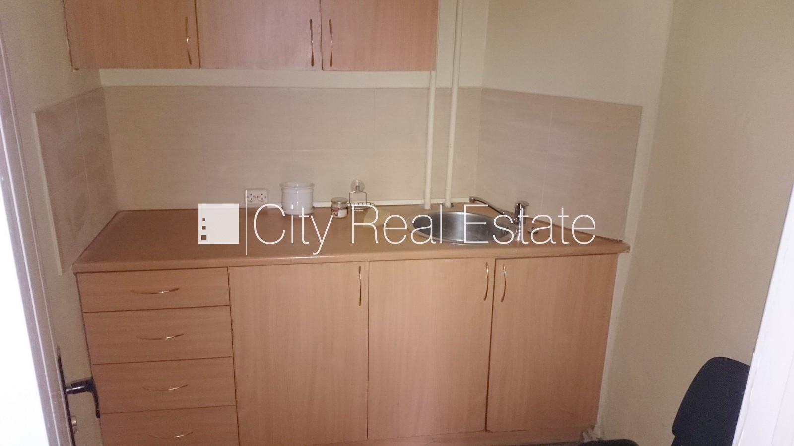 Объявление. Фасадный дом, реновированный дом, вход с улицы, бельэтаж, лифт, лестничная клетка после Цена: 1704 EUR/мес. Foto #14