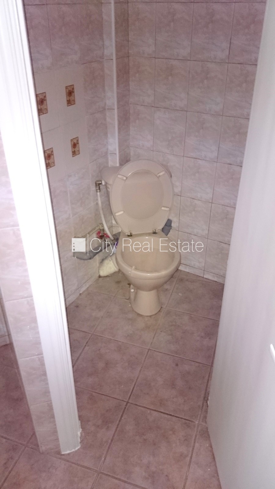 Объявление. Фасадный дом, реновированный дом, вход с улицы, бельэтаж, лифт, лестничная клетка после Цена: 1704 EUR/мес. Foto #16