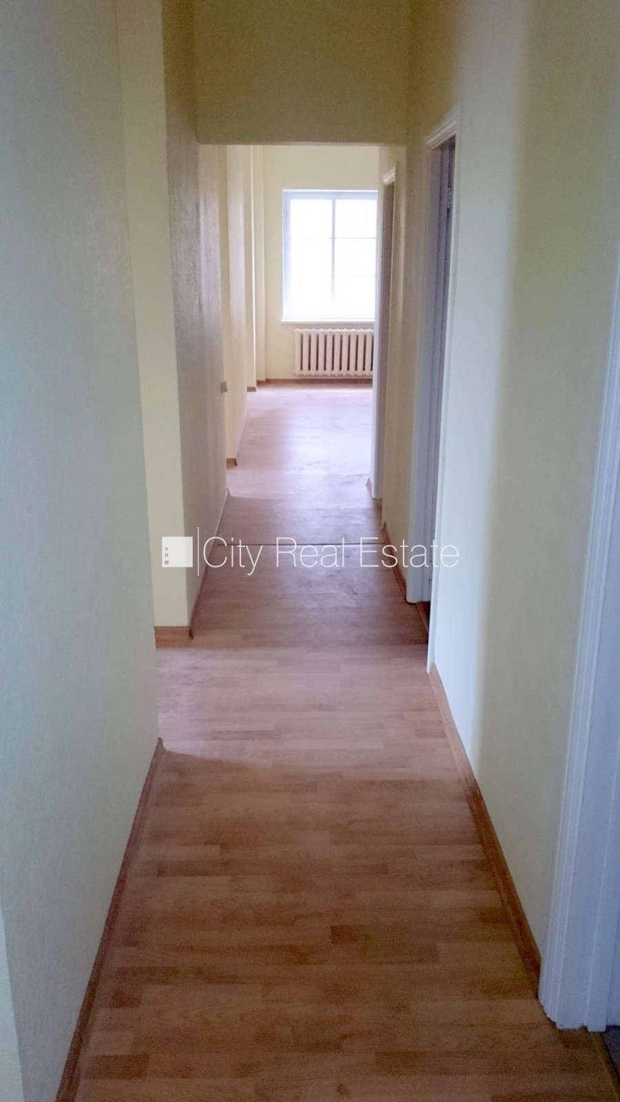 Объявление. Фасадный дом, реновированный дом, вход с улицы, бельэтаж, лифт, лестничная клетка после Цена: 1704 EUR/мес. Foto #13