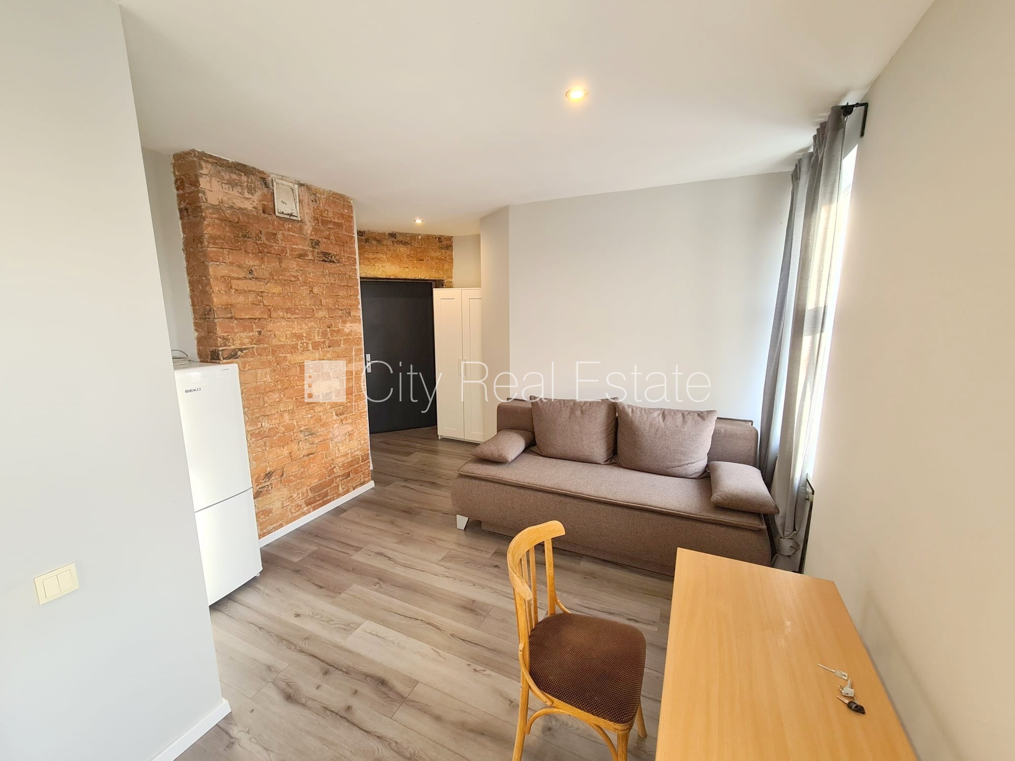 Sludinājumi. Pagalma ēka, renovēta māja, slēgts pagalms, ieeja no ielas un pagalma, kāpņu telpa pēc kosmētiskā Cena: 300 EUR/mēn Foto #5