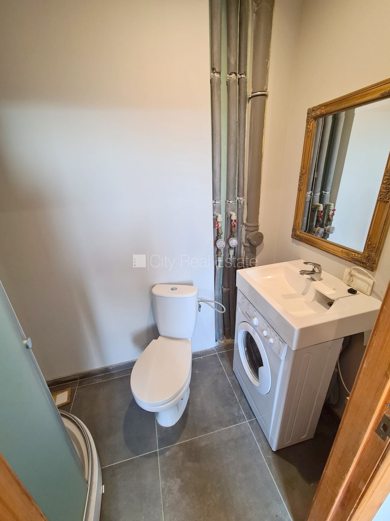 Sludinājumi. Pagalma ēka, renovēta māja, slēgts pagalms, ieeja no ielas un pagalma, kāpņu telpa pēc kosmētiskā Cena: 300 EUR/mēn Foto #8