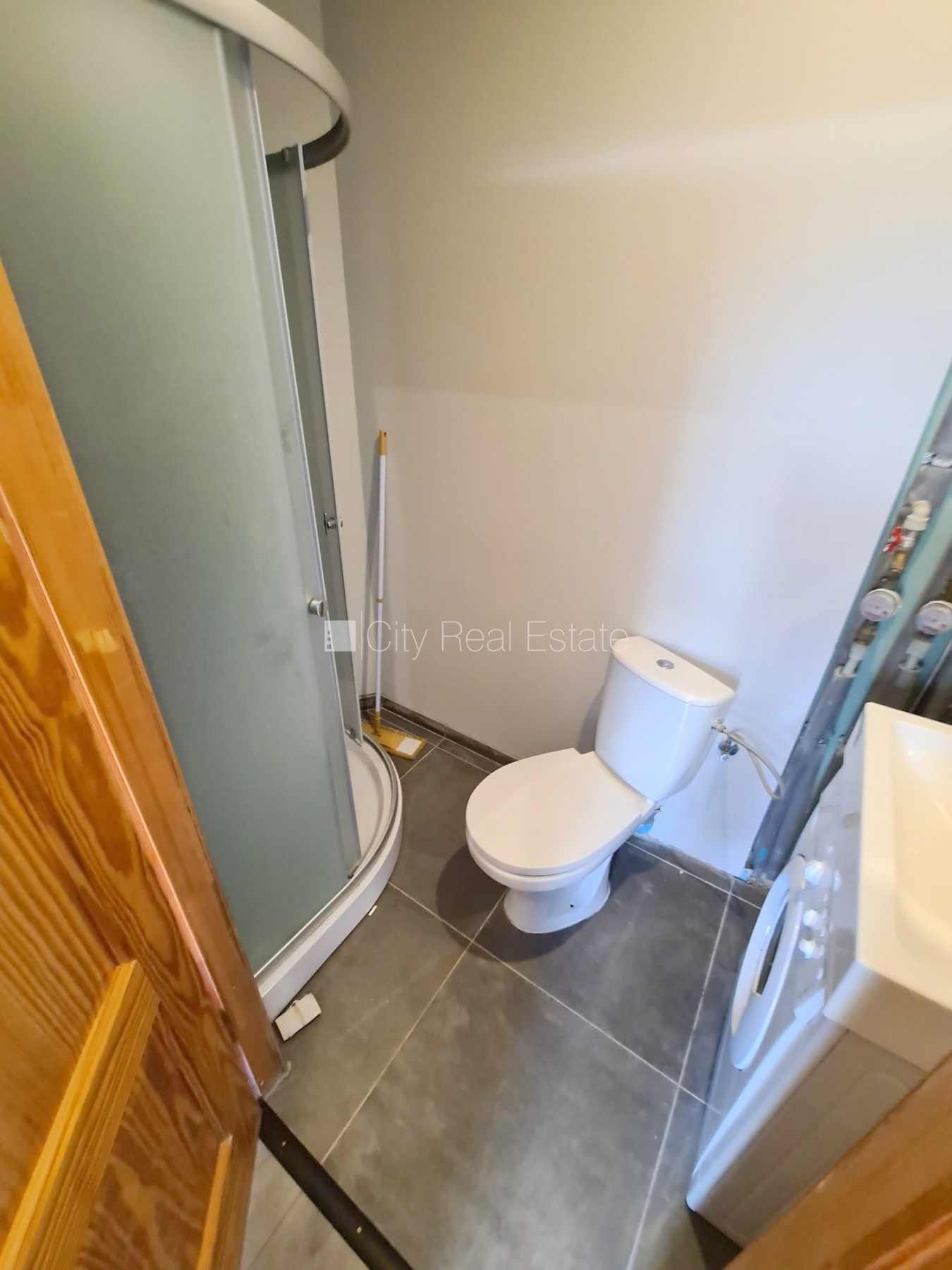 Sludinājumi. Pagalma ēka, renovēta māja, slēgts pagalms, ieeja no ielas un pagalma, kāpņu telpa pēc kosmētiskā Cena: 300 EUR/mēn Foto #9