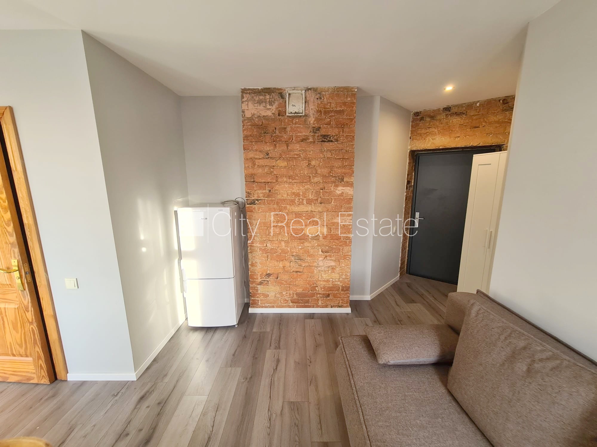 Sludinājumi. Pagalma ēka, renovēta māja, slēgts pagalms, ieeja no ielas un pagalma, kāpņu telpa pēc kosmētiskā Cena: 300 EUR/mēn Foto #6