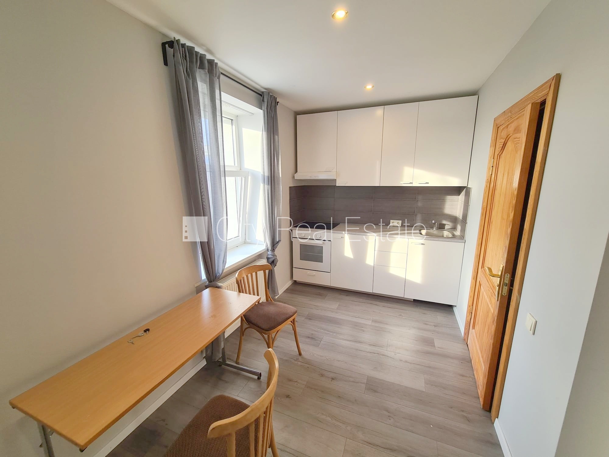 Sludinājumi. Pagalma ēka, renovēta māja, slēgts pagalms, ieeja no ielas un pagalma, kāpņu telpa pēc kosmētiskā Cena: 300 EUR/mēn Foto #4