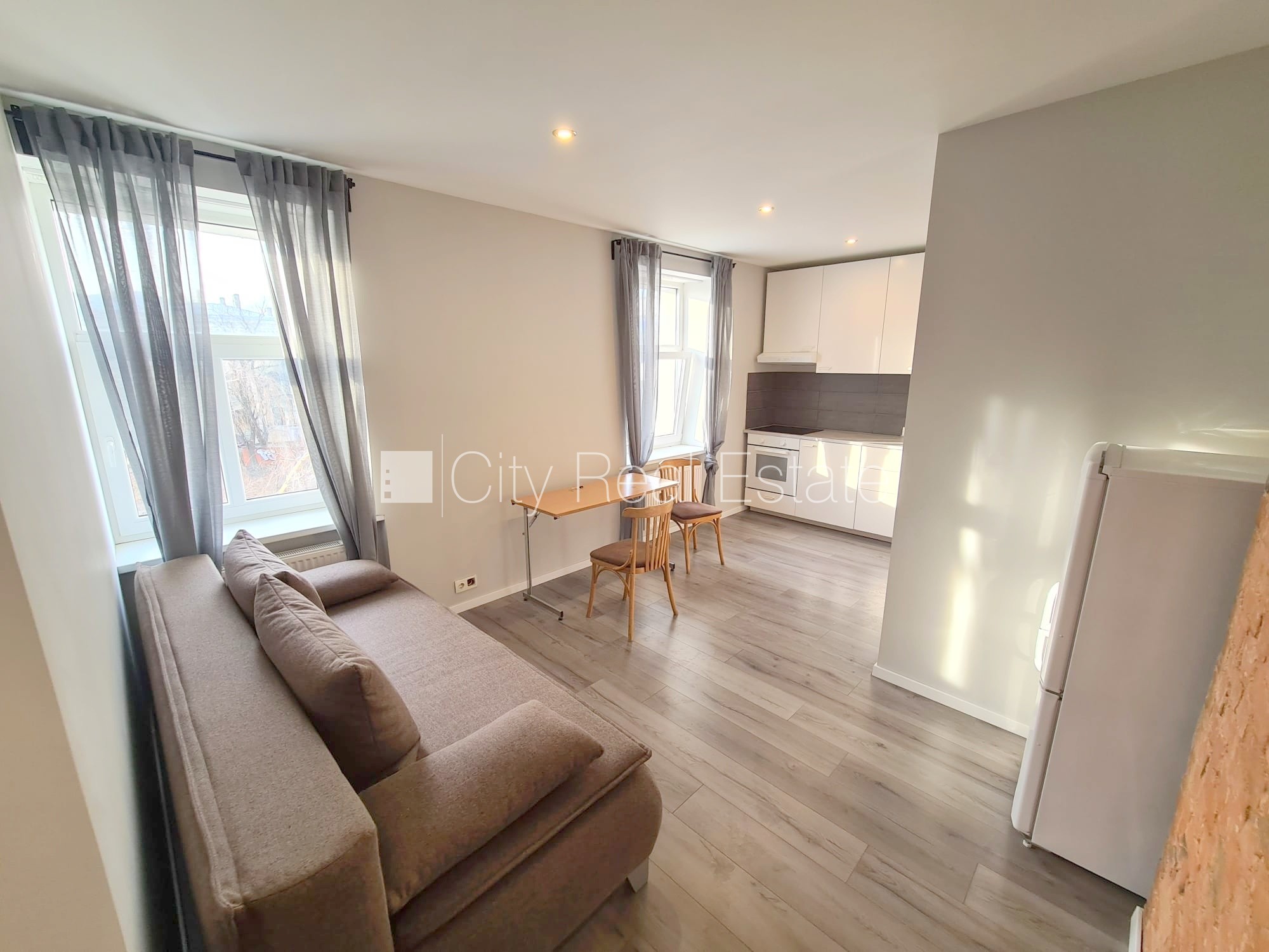 Sludinājumi. Pagalma ēka, renovēta māja, slēgts pagalms, ieeja no ielas un pagalma, kāpņu telpa pēc kosmētiskā Cena: 300 EUR/mēn Foto #2