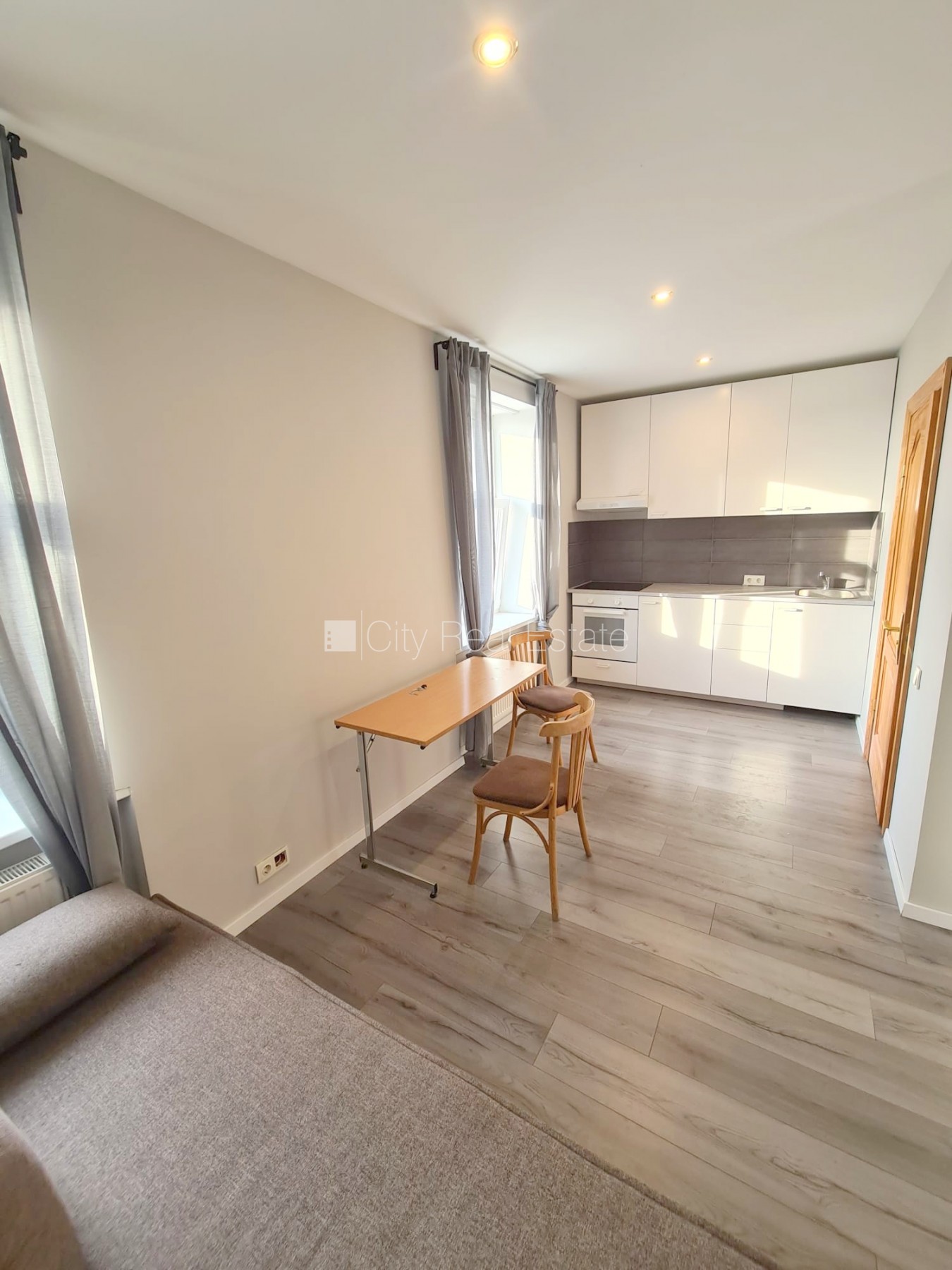 Sludinājumi. Pagalma ēka, renovēta māja, slēgts pagalms, ieeja no ielas un pagalma, kāpņu telpa pēc kosmētiskā Cena: 300 EUR/mēn Foto #3