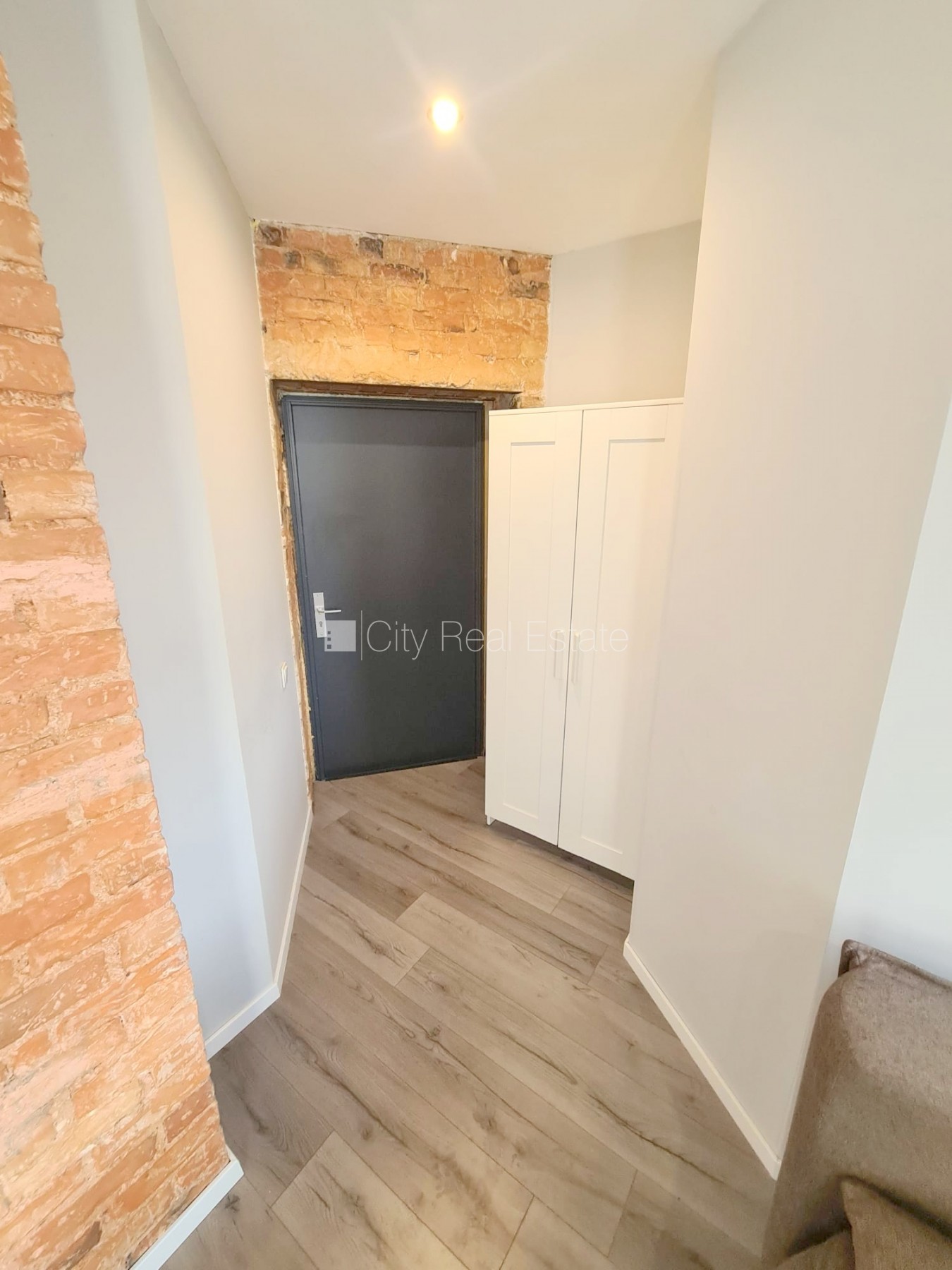 Sludinājumi. Pagalma ēka, renovēta māja, slēgts pagalms, ieeja no ielas un pagalma, kāpņu telpa pēc kosmētiskā Cena: 300 EUR/mēn Foto #10