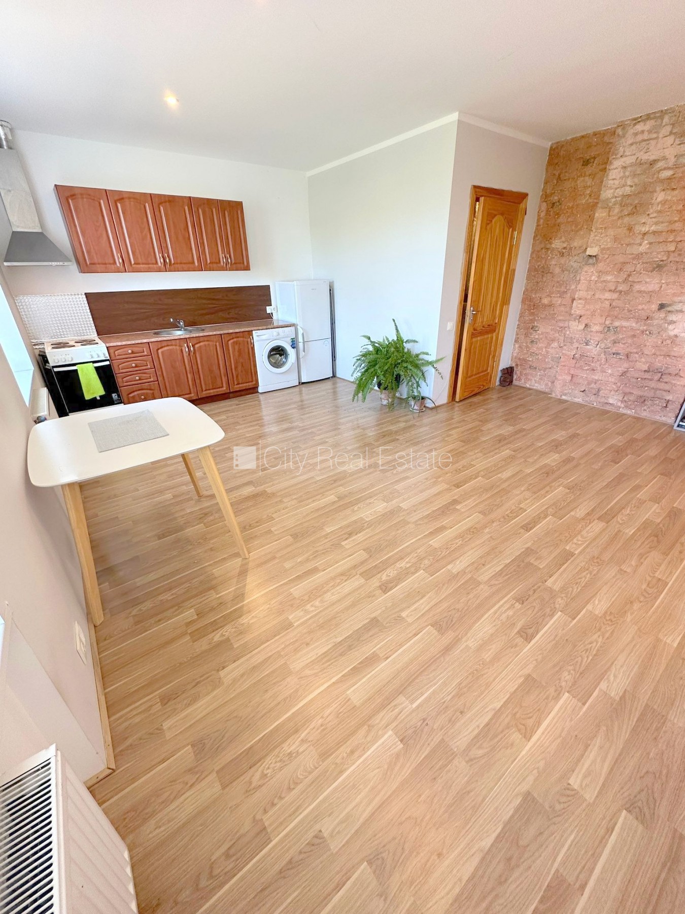 Sludinājumi. Pagalma ēka, renovēta māja, slēgta teritorija, ieeja no ielas un pagalma, kāpņu telpa pēc Cena: 300 EUR/mēn Foto #1