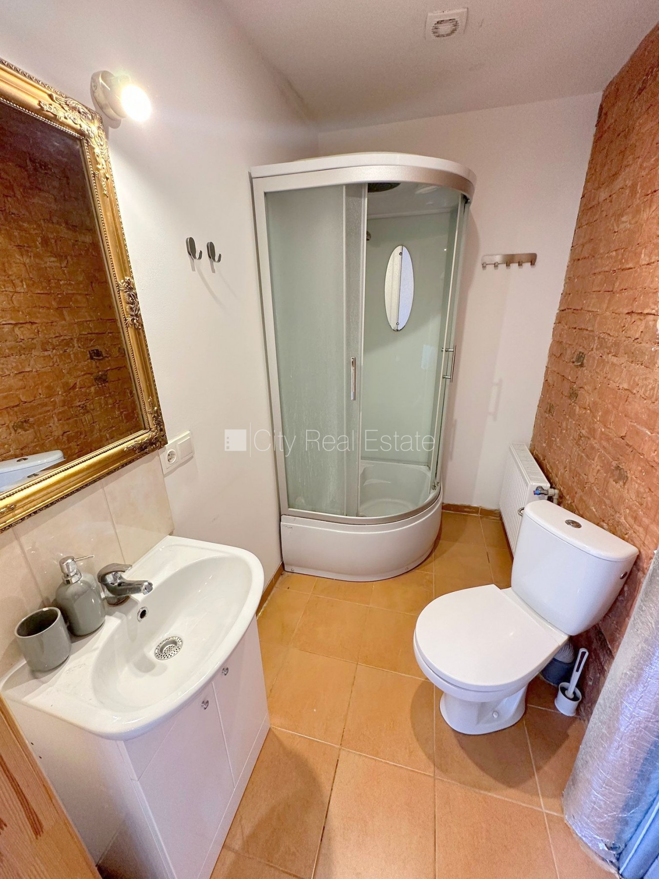 Sludinājumi. Pagalma ēka, renovēta māja, slēgta teritorija, ieeja no ielas un pagalma, kāpņu telpa pēc Cena: 300 EUR/mēn Foto #6