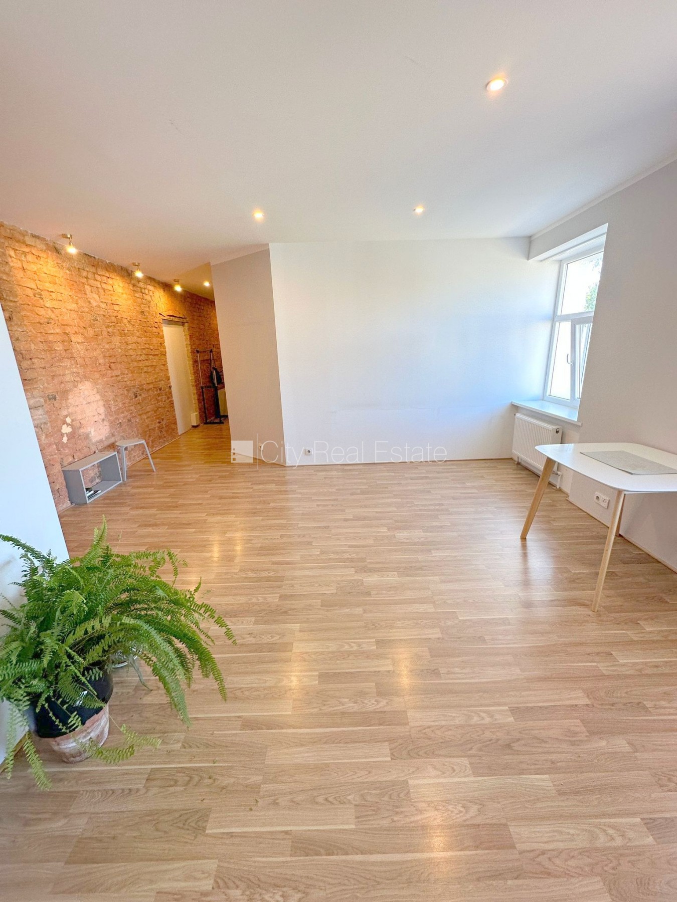 Sludinājumi. Pagalma ēka, renovēta māja, slēgta teritorija, ieeja no ielas un pagalma, kāpņu telpa pēc Cena: 300 EUR/mēn Foto #3