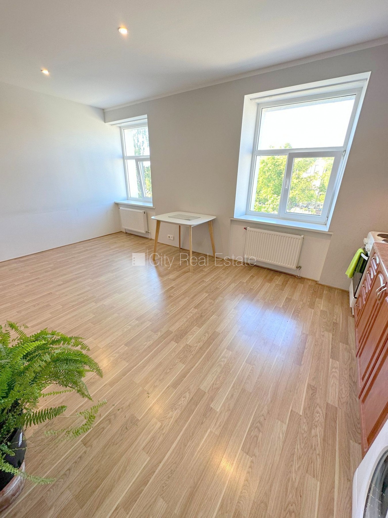 Sludinājumi. Pagalma ēka, renovēta māja, slēgta teritorija, ieeja no ielas un pagalma, kāpņu telpa pēc Cena: 300 EUR/mēn Foto #2