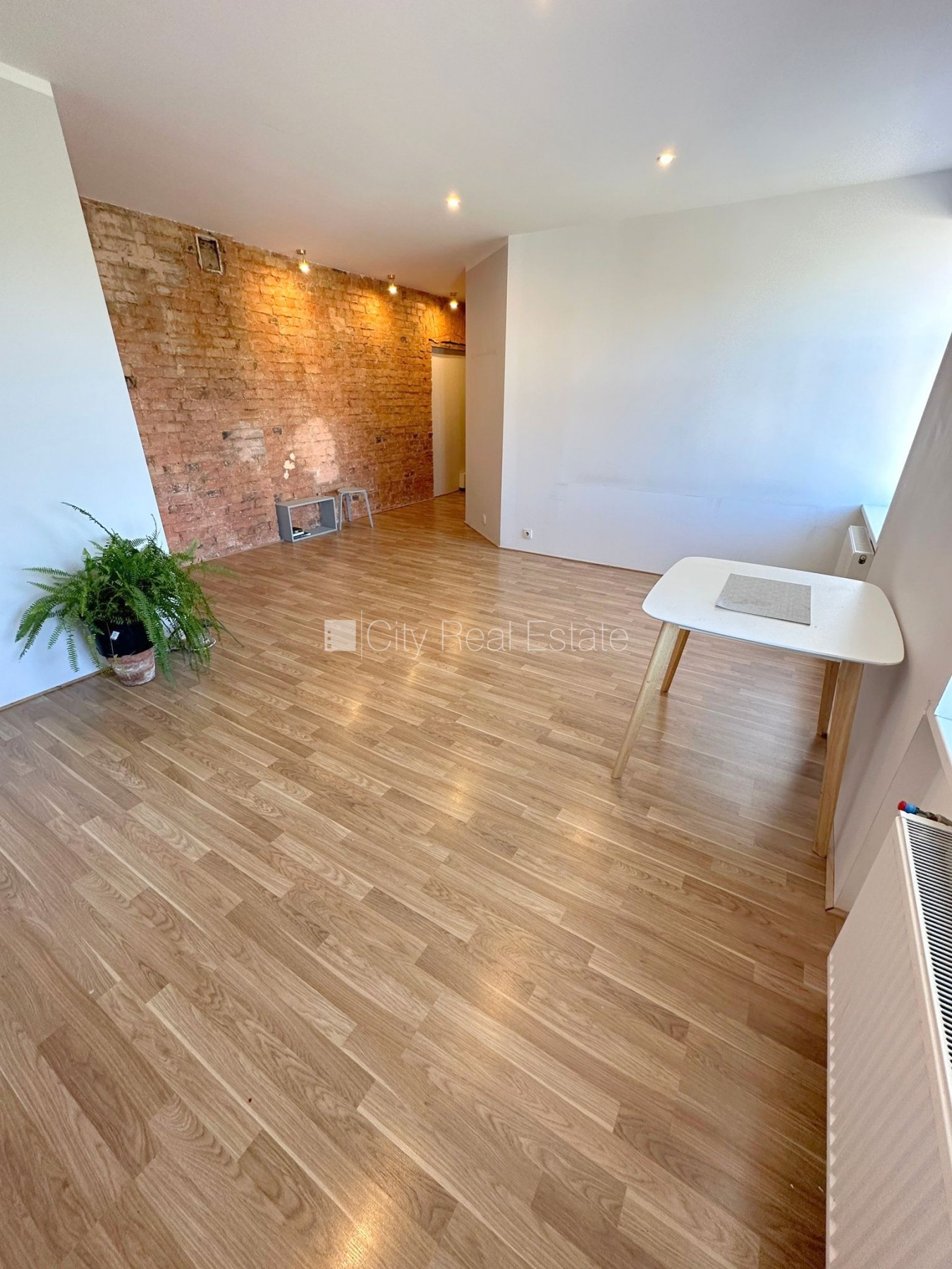 Sludinājumi. Pagalma ēka, renovēta māja, slēgta teritorija, ieeja no ielas un pagalma, kāpņu telpa pēc Cena: 300 EUR/mēn Foto #4