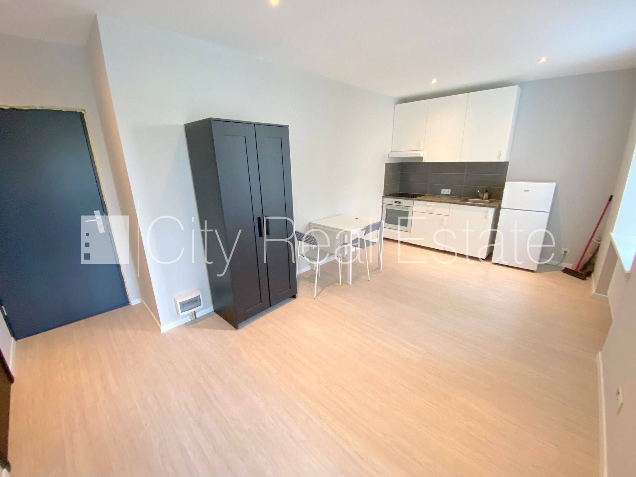 Sludinājumi. Fasādes māja, renovēta māja, slēgts pagalms, ieeja no pagalma, kāpņu telpa pēc kosmētiskā remonta, Cena: 290 EUR/mēn Foto #1