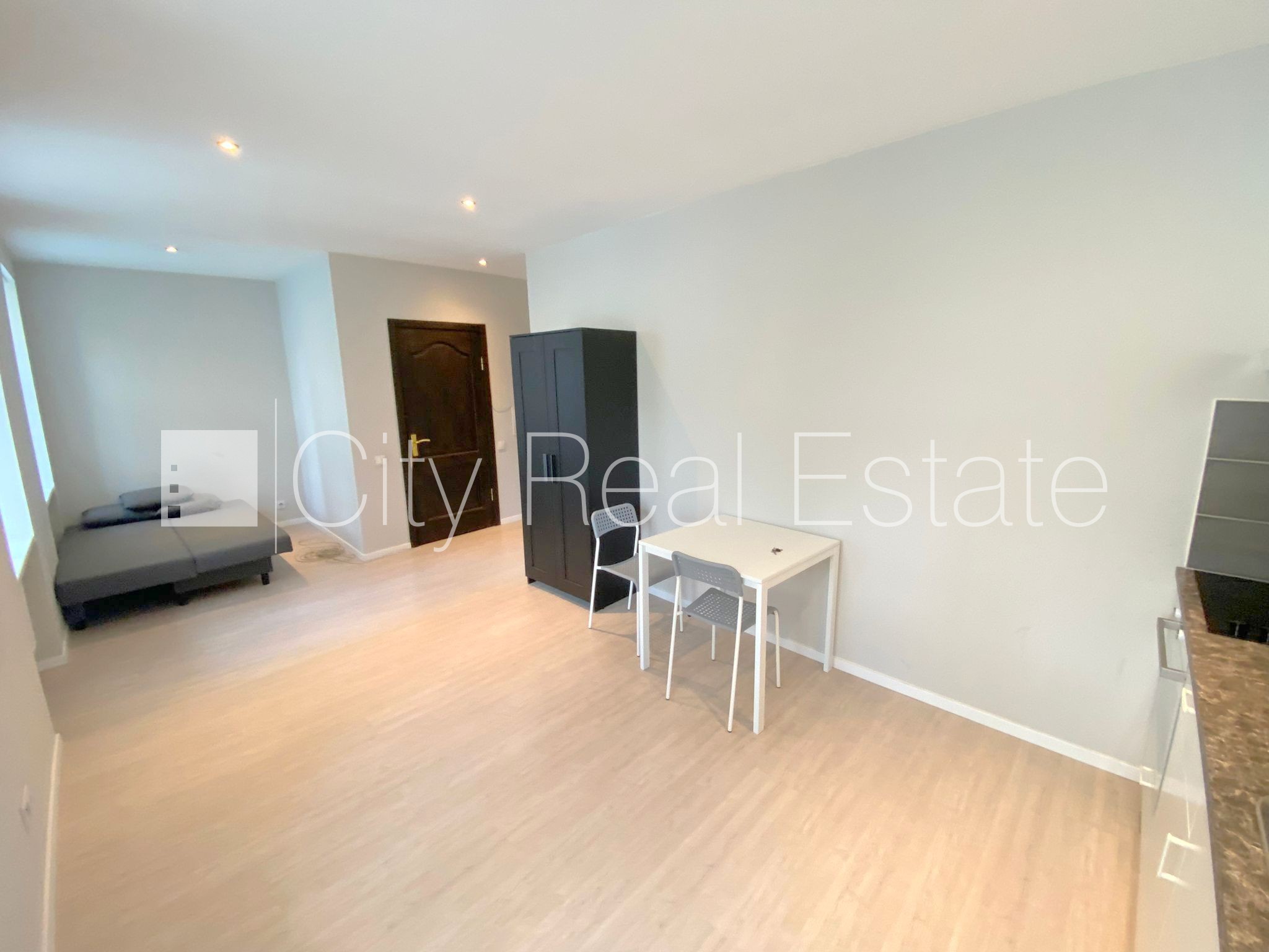 Sludinājumi. Fasādes māja, renovēta māja, slēgts pagalms, ieeja no pagalma, kāpņu telpa pēc kosmētiskā remonta, Cena: 290 EUR/mēn Foto #2