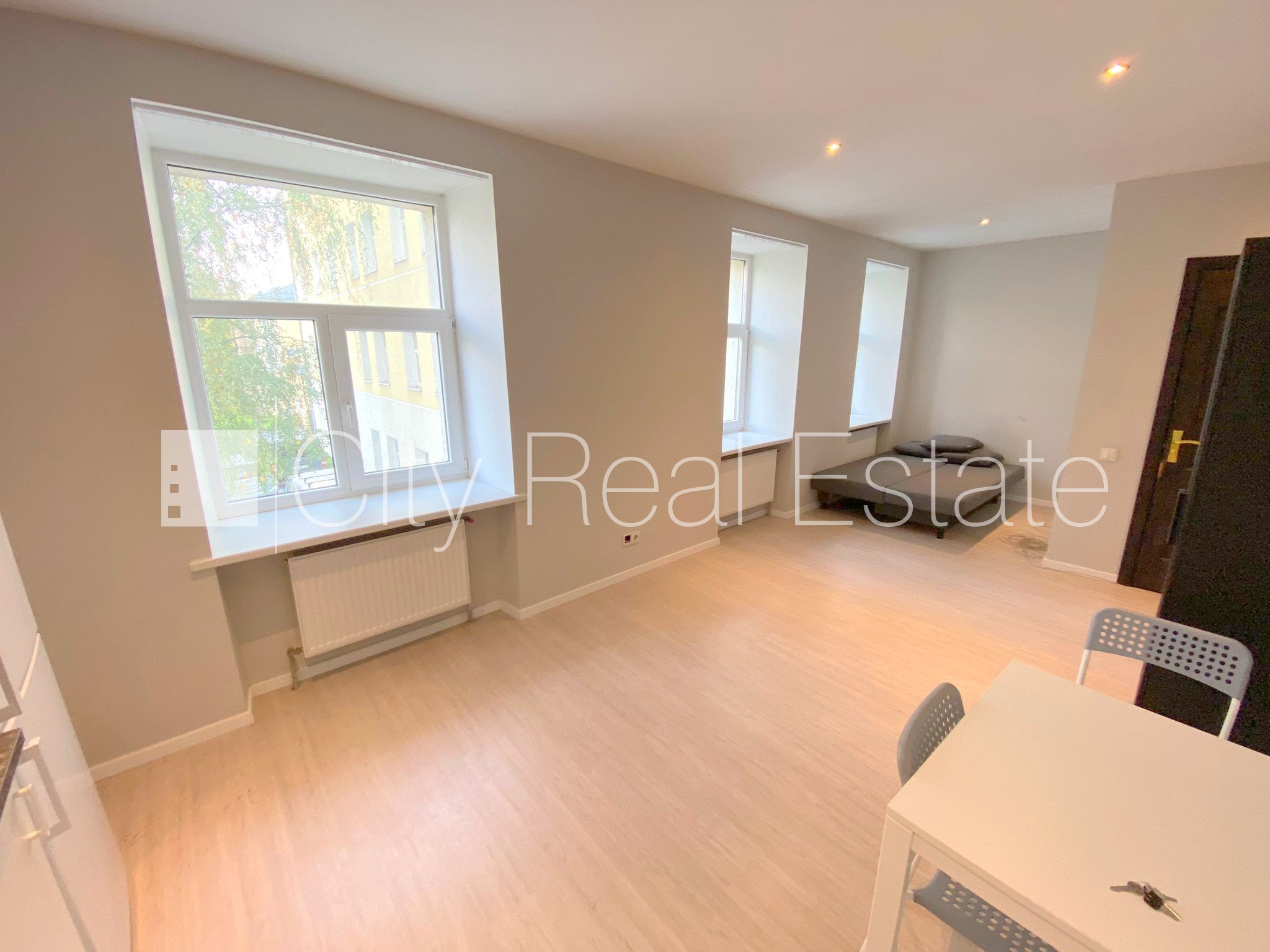 Sludinājumi. Fasādes māja, renovēta māja, slēgts pagalms, ieeja no pagalma, kāpņu telpa pēc kosmētiskā remonta, Cena: 290 EUR/mēn Foto #3