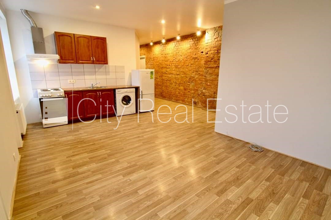 Sludinājumi. Pagalma ēka, renovēta māja, slēgts pagalms, ieeja no ielas, kāpņu telpa pēc kosmētiskā remonta, Cena: 280 EUR/mēn Foto #1