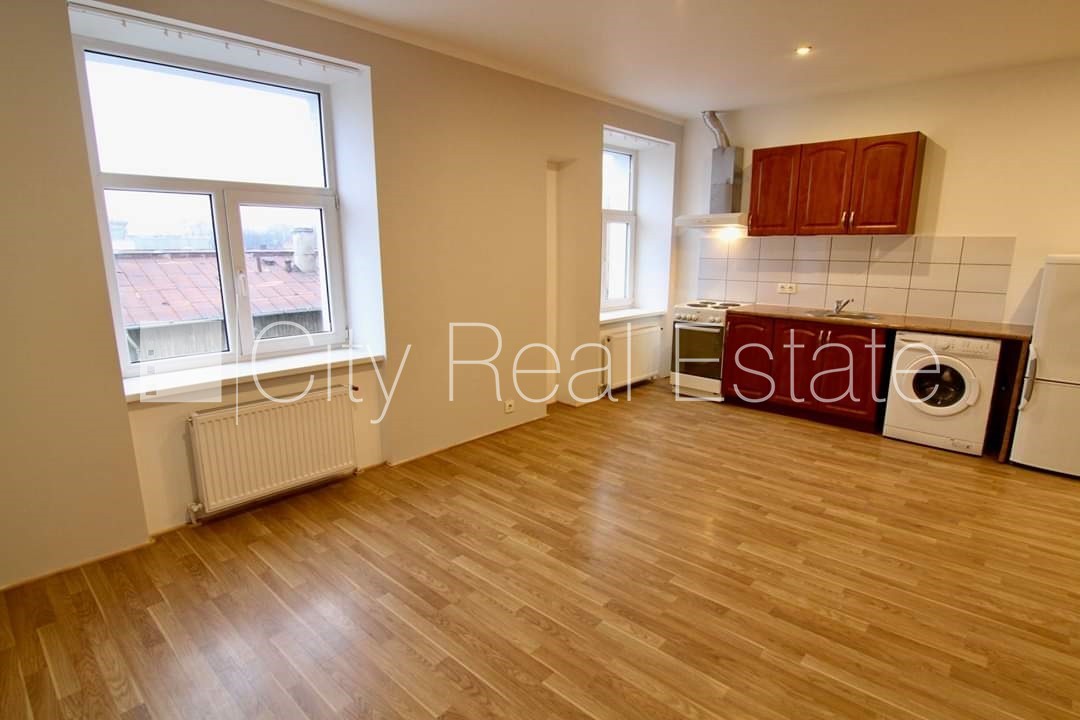 Sludinājumi. Pagalma ēka, renovēta māja, slēgts pagalms, ieeja no ielas, kāpņu telpa pēc kosmētiskā remonta, Cena: 280 EUR/mēn Foto #2