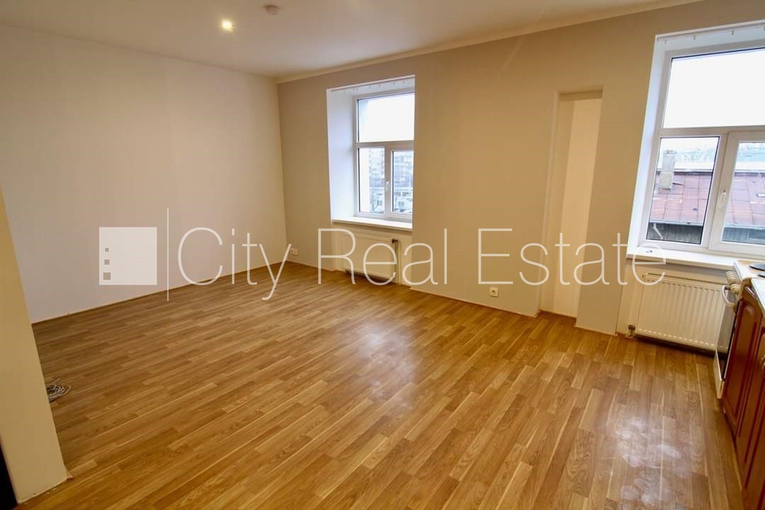 Sludinājumi. Pagalma ēka, renovēta māja, slēgts pagalms, ieeja no ielas, kāpņu telpa pēc kosmētiskā remonta, Cena: 280 EUR/mēn Foto #10