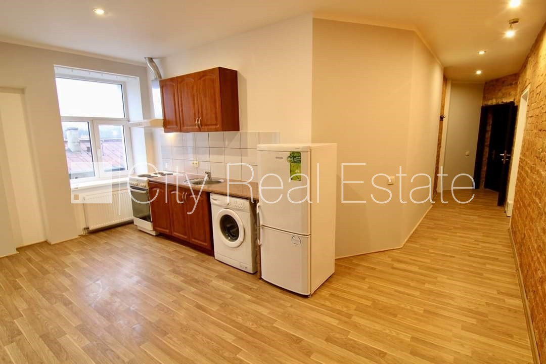 Sludinājumi. Pagalma ēka, renovēta māja, slēgts pagalms, ieeja no ielas, kāpņu telpa pēc kosmētiskā remonta, Cena: 280 EUR/mēn Foto #3